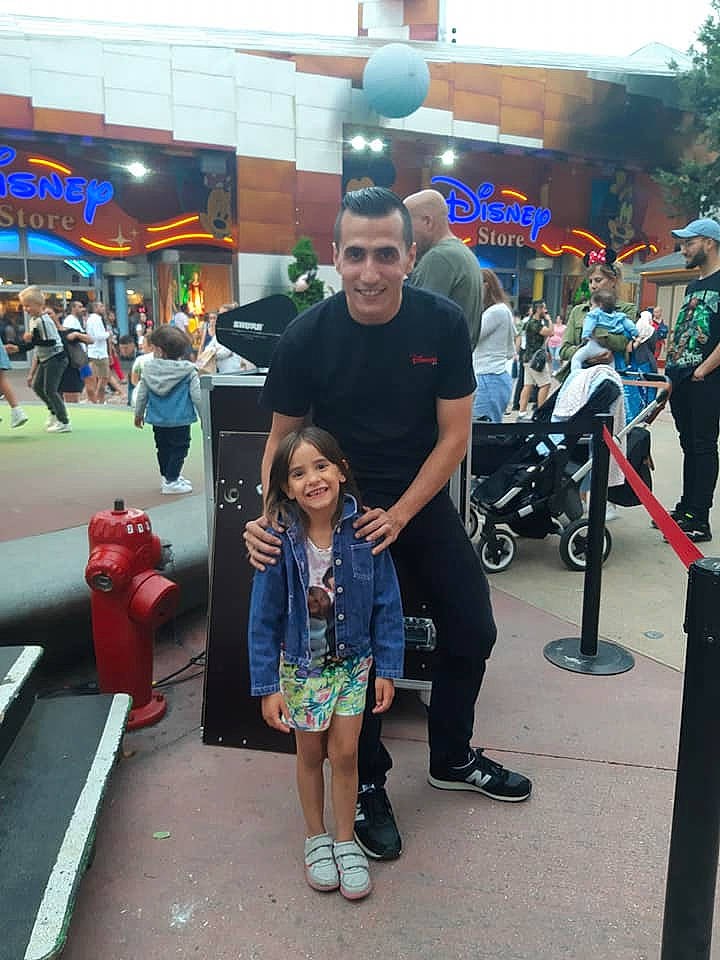 Lanna a rejoint le concours — aidez-le/la à gagner de superbes lots ! bag, balloon, blurred, child, city, event, footwear, fun, headwear, joy, leisure, luggage_and_bags, motor_vehicle, pedestrian, person, recreation, road, sandal, shoe, shorts