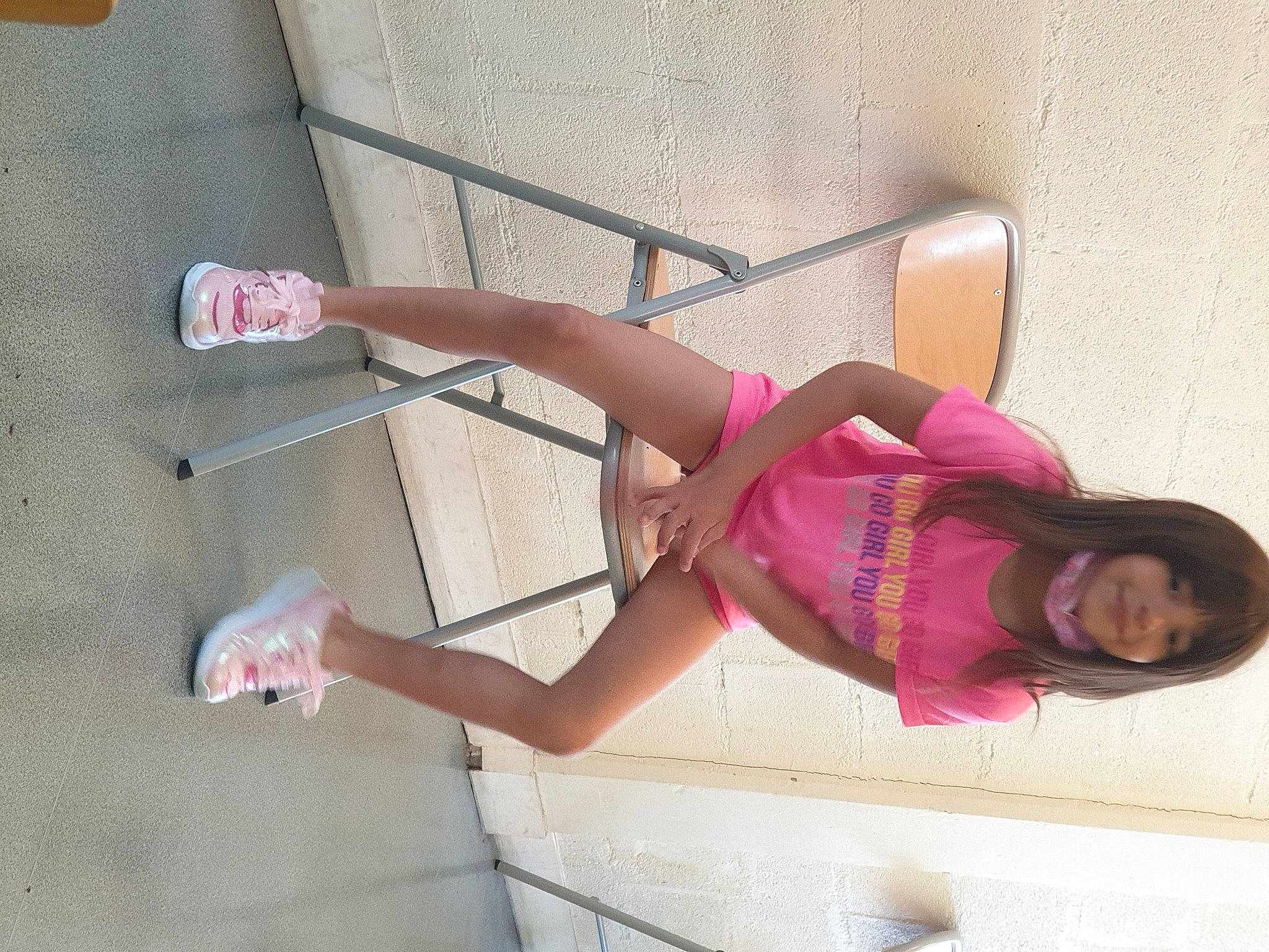 Lanna participe au concours pour gagner de l'argent avec cette photo : abdomen, calf, elbow, foot, fun, hand, human_leg, joy, knee, leg, leisure, magenta, person, pink, product, sandal, shorts, smile, sunglasses, thigh