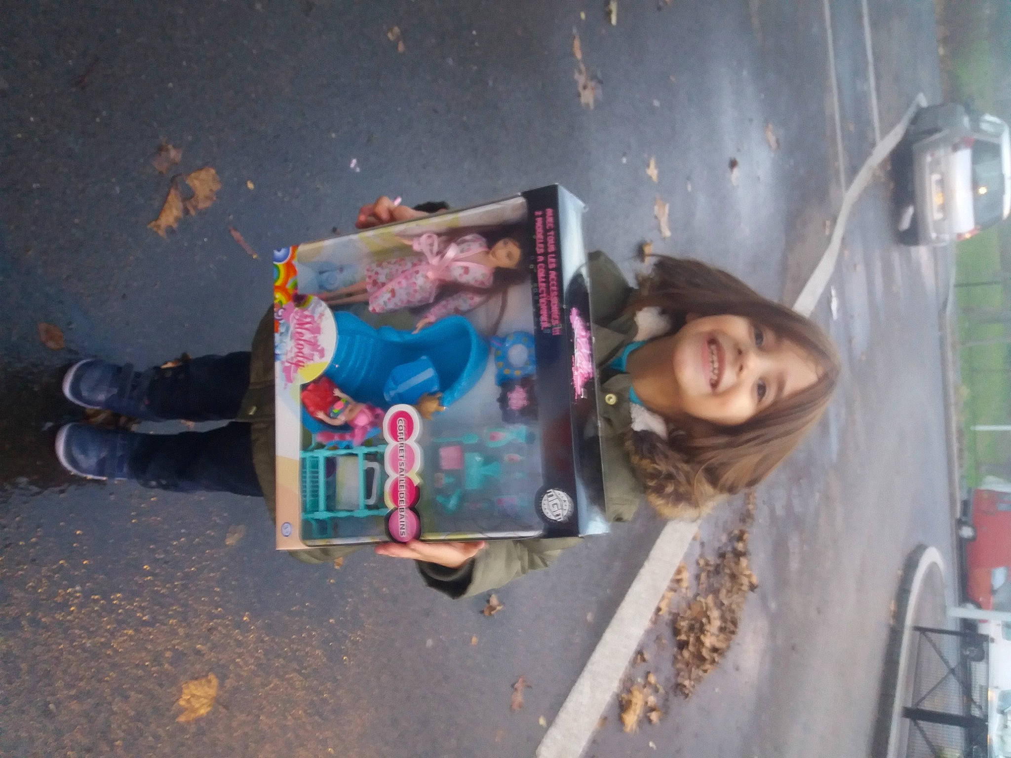 Lanna a rejoint le concours — aidez-le/la à gagner de superbes lots ! art, artist, asphalt, blurred, city, cool, fun, graffiti, joy, leisure, motor_vehicle, mural, painting, pedestrian, person, pink, road, road_surface, sidewalk, street