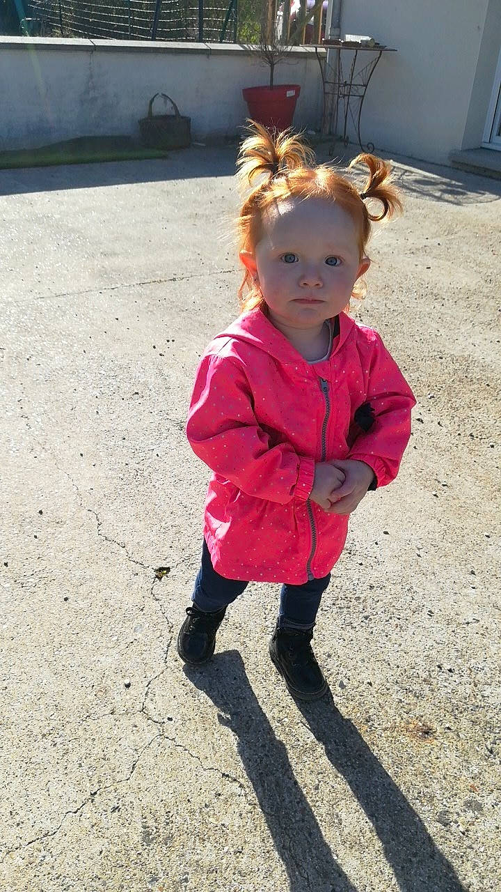 Lya a rejoint le concours — aidez-le/la à gagner de superbes lots ! asphalt, baby, baby_toddler_clothing, blond, child, door, flooring, fun, grass, hair, head, human_leg, leg, magenta, mammal, person, road_surface, shoe, sleeve, tints_and_shades