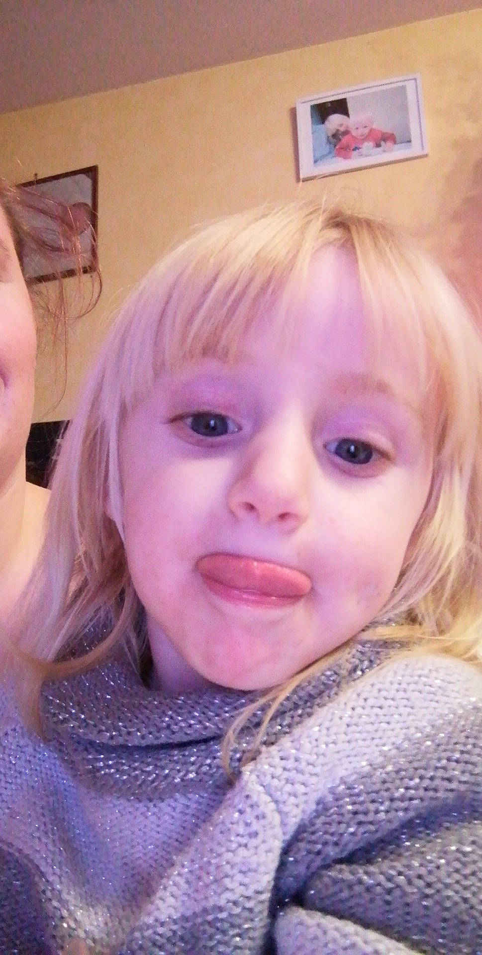 Zoé participe au concours pour gagner de l'argent avec cette photo : blond, cheek, child, chin, eye, eyebrow, face, forehead, hair, hair_coloring, hairstyle, head, lavender, lilac, lip, nose, person, pink, purple, selfie