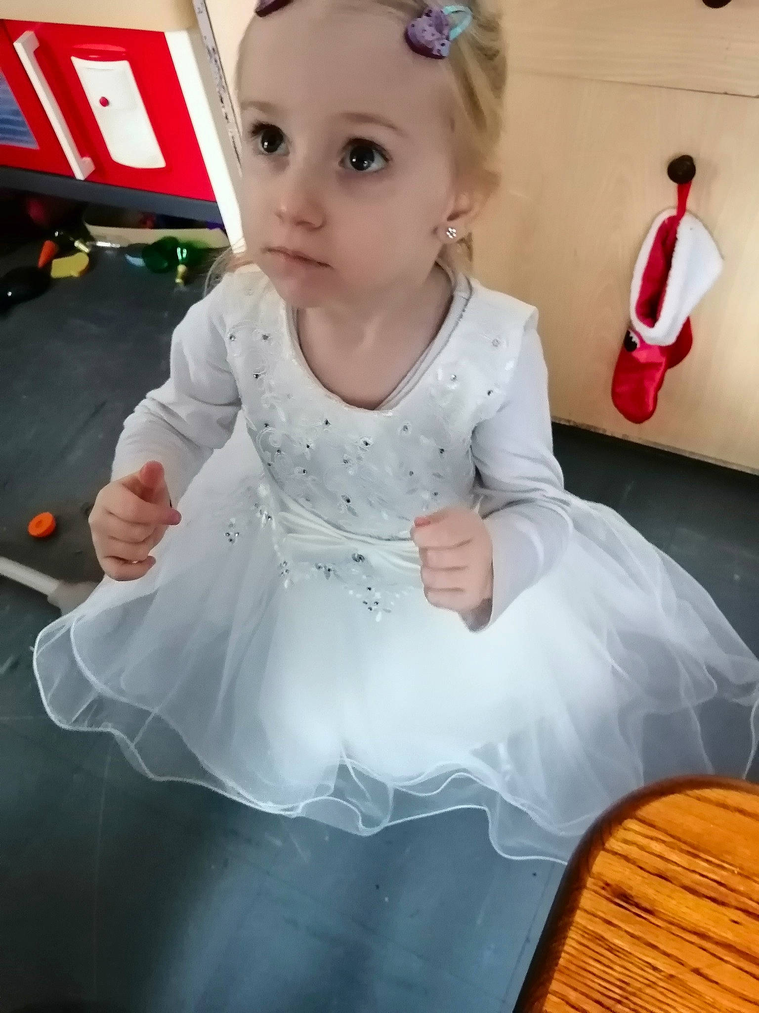 Zoé a rejoint le concours — aidez-le/la à gagner de superbes lots ! baby, ballet_tutu, child, costume, dress, flower_girl, person, toddler, white
