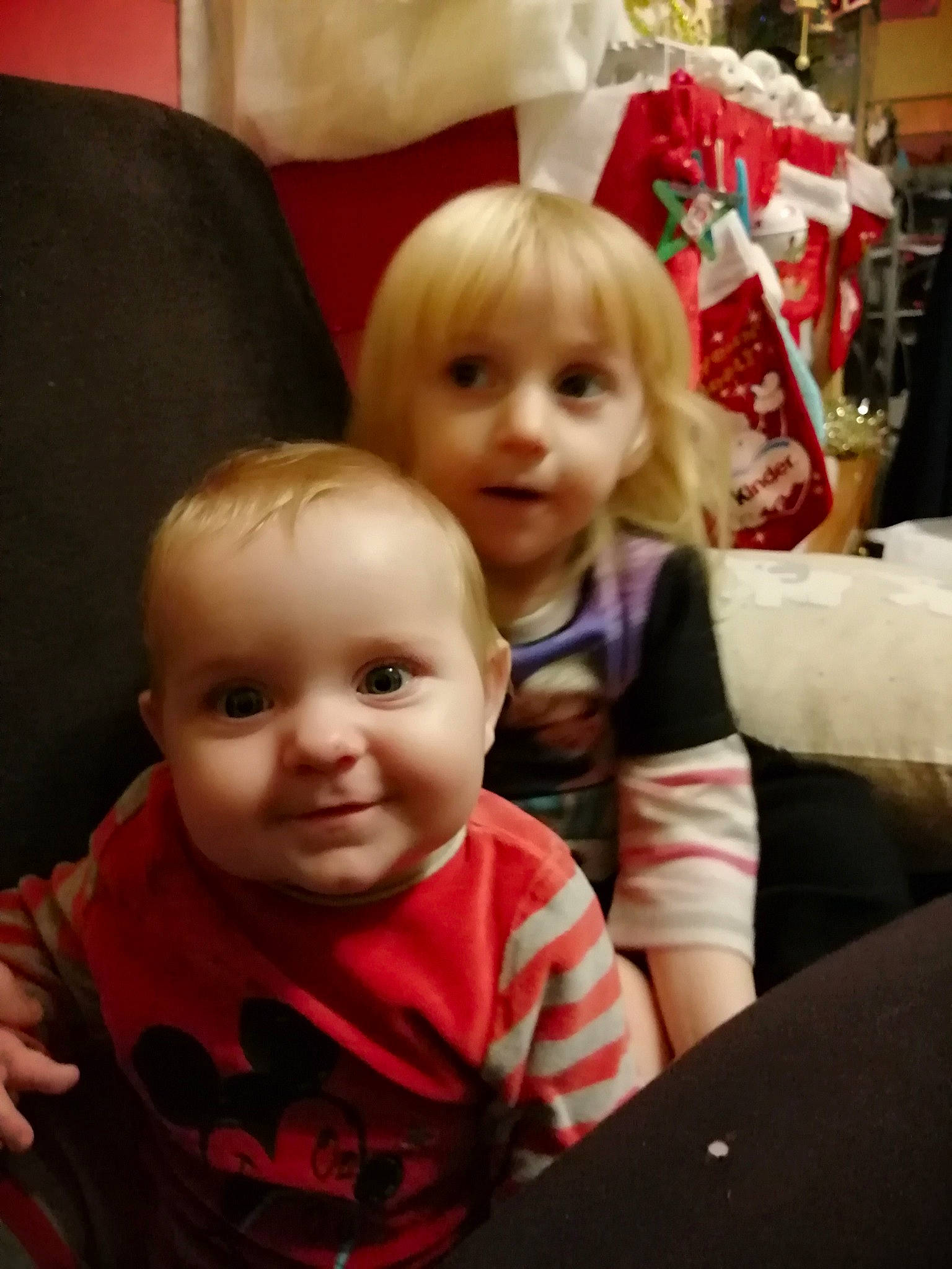 Zoé a rejoint le concours — aidez-le/la à gagner de superbes lots ! baby, cheek, child, christmas, christmas_eve, eye, face, head, holiday, iris, lap, people, person, sitting, skin, smile, toddler