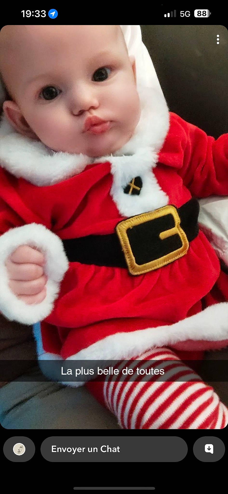 Alya participe au concours pour gagner de l'argent avec cette photo : baby_toddler_clothing, carmine, child, christmas, christmas_eve, costume_hat, event, eye, fictional_character, fur, fur_clothing, glove, hat, headwear, holiday, human_body, outerwear, person, red, sleeve