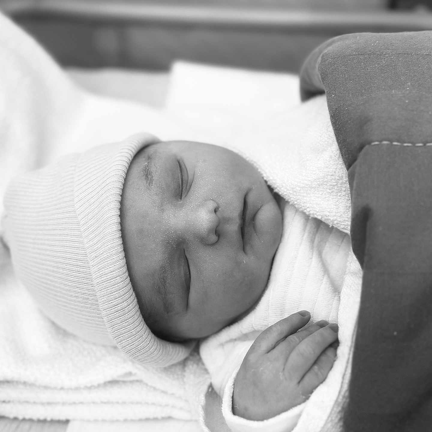 Maëlo participe au concours pour gagner de l'argent avec cette photo : baby, black_and_white, blanket, child, closeup, cozy, cute, hand, hat, infant, monochrome, newborn, peaceful, portrait, resting, sleep, sleeping, soft_texture, toddler, wrapped