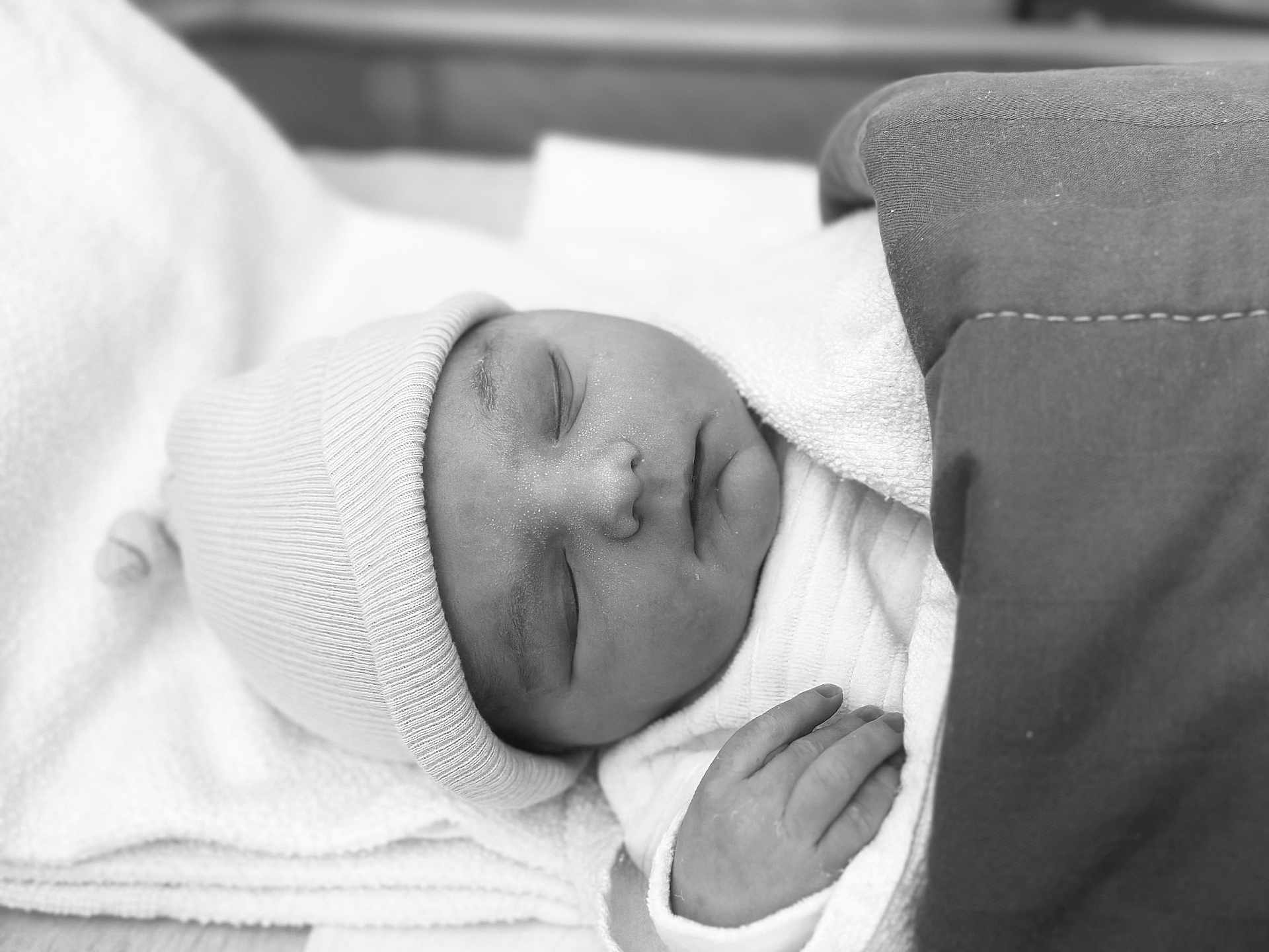 Maëlo participe au concours pour gagner de l'argent avec cette photo : baby, black_and_white, blanket, child, closeup, cozy, cute, hand, hat, infant, monochrome, newborn, peaceful, portrait, resting, sleep, sleeping, soft_texture, toddler, wrapped