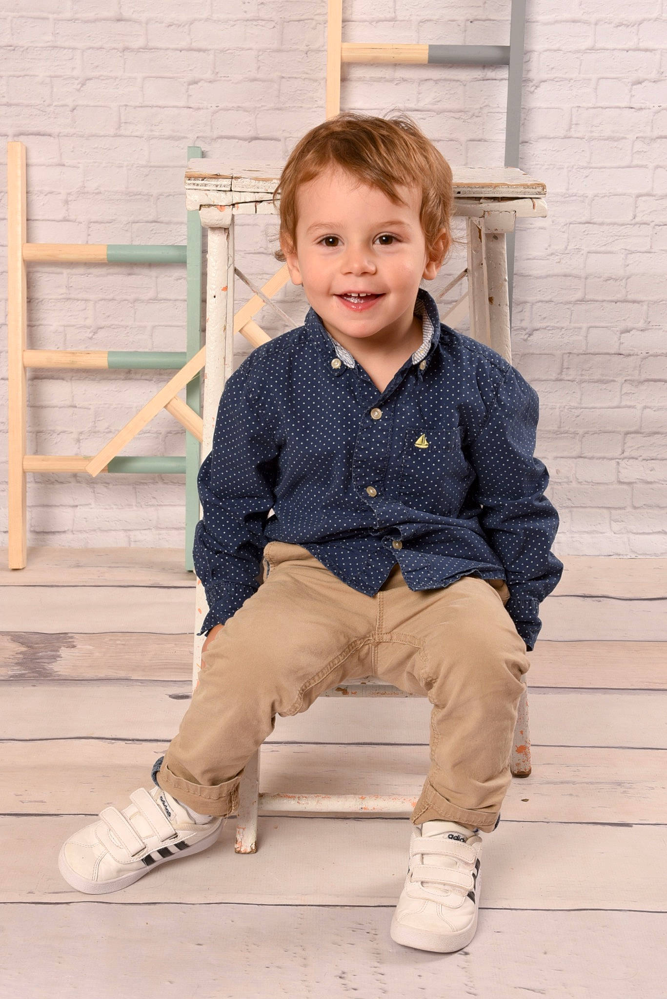 Eliot a rejoint le concours — aidez-le/la à gagner de superbes lots ! arm, baby_toddler_clothing, blazer, blond, chin, clothing, collar, denim, dress_shirt, footwear, happy, joy, pattern, person, shoe, sitting, sleeve, smile, standing, toddler