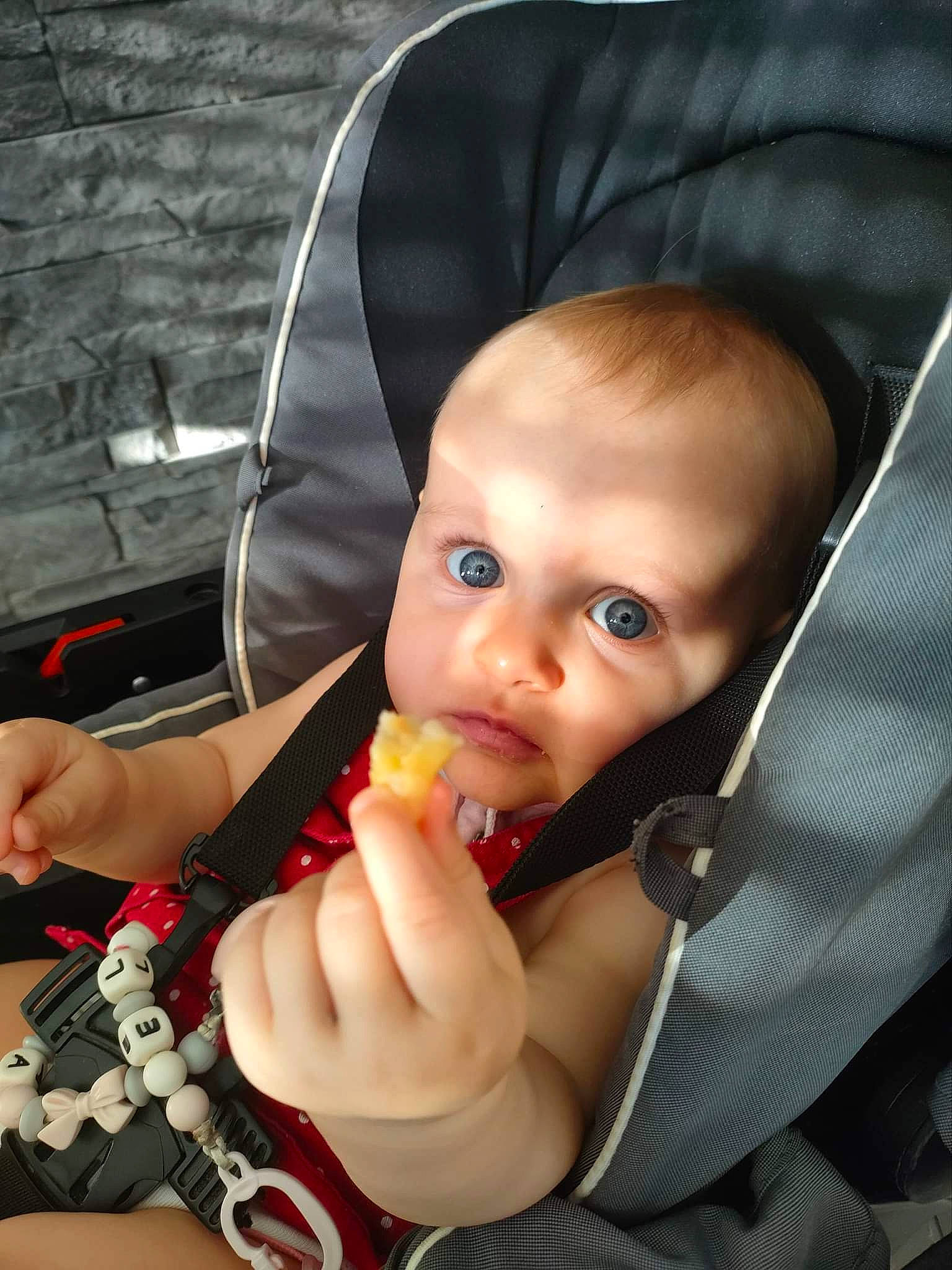 Eléana participe au concours pour gagner de l'argent avec cette photo : auto_part, baby, baby_carriage, baby_products, baby_toddler_clothing, biting, car_seat, chair, cheek, child, eyelash, finger, fun, gesture, lip, nail, nose, person, sitting, thumb