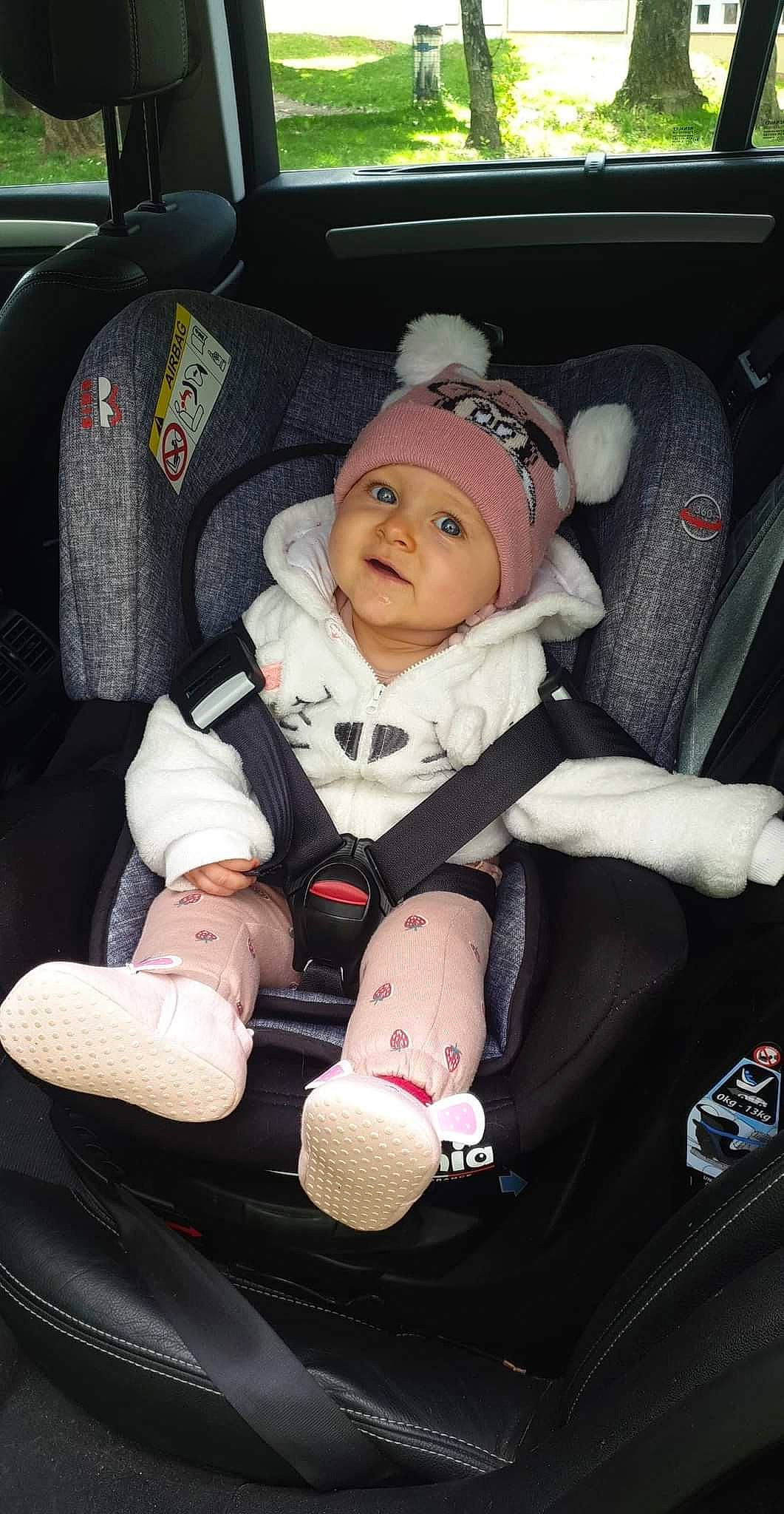Eléana a rejoint le concours — aidez-le/la à gagner de superbes lots ! auto_part, automotive_design, baby, baby_carriage, baby_in_car_seat, baby_products, baby_toddler_clothing, car_seat, car_seat_cover, child, comfort, headwear, lap, luxury_vehicle, motor_vehicle, person, seat_belt, sitting, steering_wheel, toddler