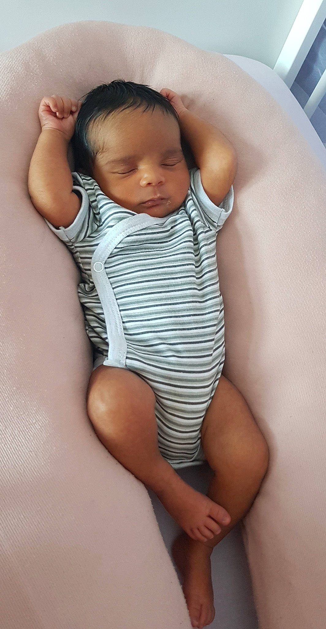 Lyïa participe au concours pour gagner de l'argent avec cette photo : arm, baby, child, leg, muscle, person, skin, stomach, thigh, toddler