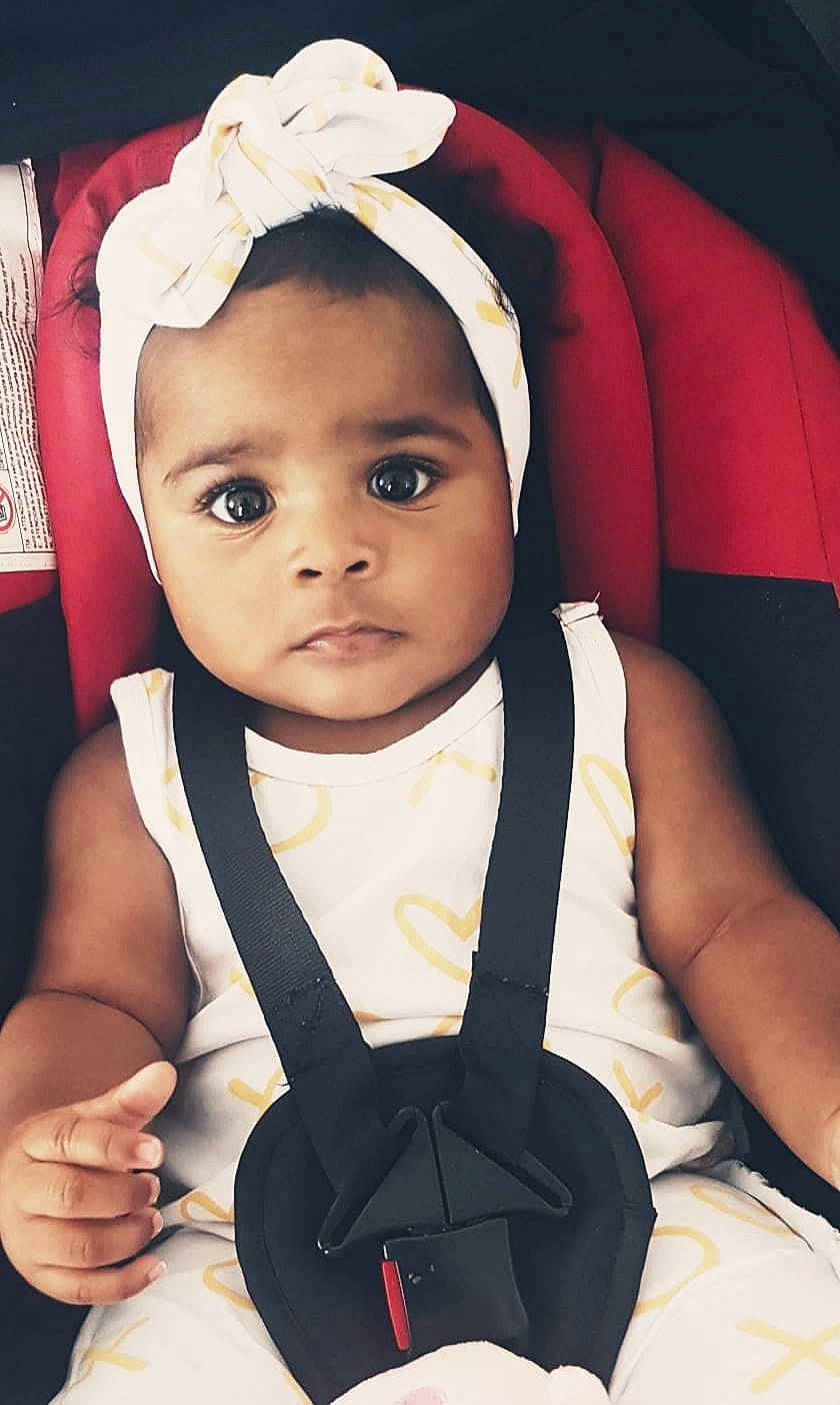 Lyïa participe au concours pour gagner de l'argent avec cette photo : baby, baby_carriage, baby_products, car_seat, child, ear, head, headgear, person, product, skin, smile, toddler