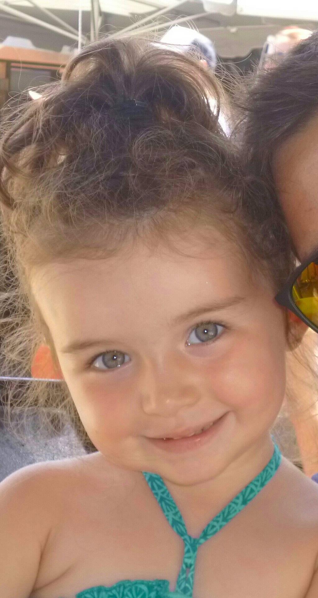 Lou-rose a rejoint le concours — aidez-le/la à gagner de superbes lots ! black_hair, brown_hair, cheek, child, chin, ear, eyebrow, face, forehead, girl, hair, hairstyle, head, human_hair_color, iris, joy, lip, mouth, nose, person