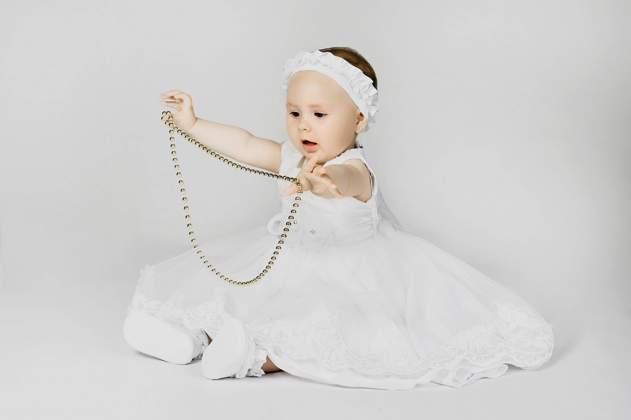 Bryanna participe au concours pour gagner de l'argent avec cette photo : baby, baby_toddler_clothing, body_jewelry, bridal_accessory, child, fashion_accessory, flash_photography, gesture, hair_accessory, happy, headband, headpiece, headwear, human_body, jewellery, necklace, pearl, person, sleeve, smile