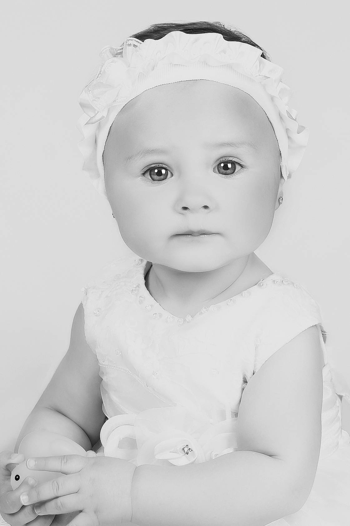 Bryanna a rejoint le concours — aidez-le/la à gagner de superbes lots ! baby, baby_toddler_clothing, black, black_and_white, cheek, eyebrow, eyelash, flash_photography, gesture, happy, headpiece, iris, lip, person, photograph, skin, smile, standing, style, toddler
