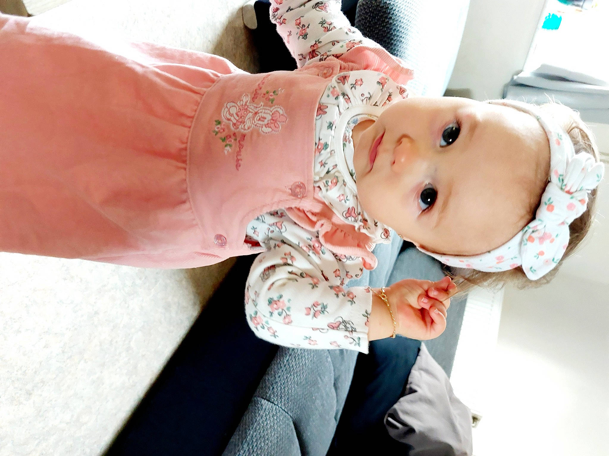 Bryanna a rejoint le concours — aidez-le/la à gagner de superbes lots ! baby, baby_toddler_clothing, child, dress, embellishment, event, fashion_accessory, finger, happy, headpiece, jewellery, pattern, peach, person, pink, skin, sleeve, smile, suit, toddler