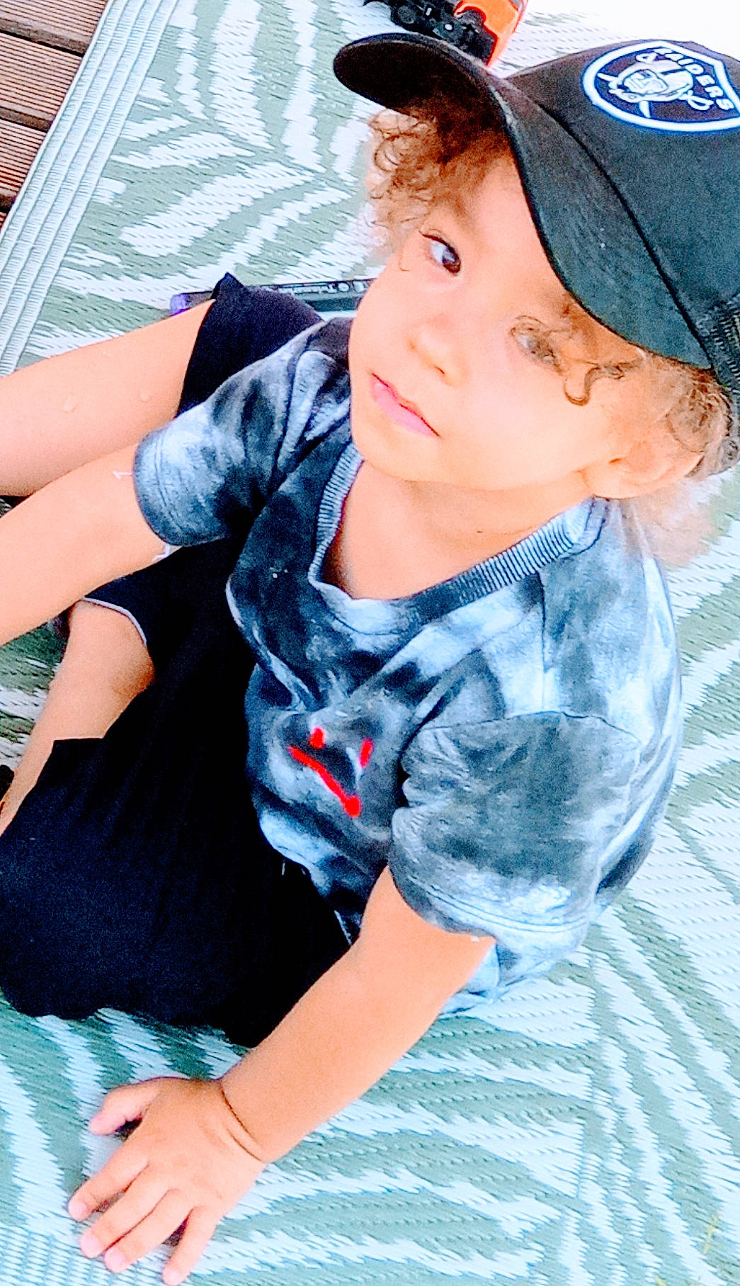 Noha a rejoint le concours — aidez-le/la à gagner de superbes lots ! baseball_cap, black_hair, blue, cap, child, cool, denim, electric_blue, fun, grass, happy, hat, headwear, human_leg, leisure, person, recreation, sitting, sleeve, t_shirt