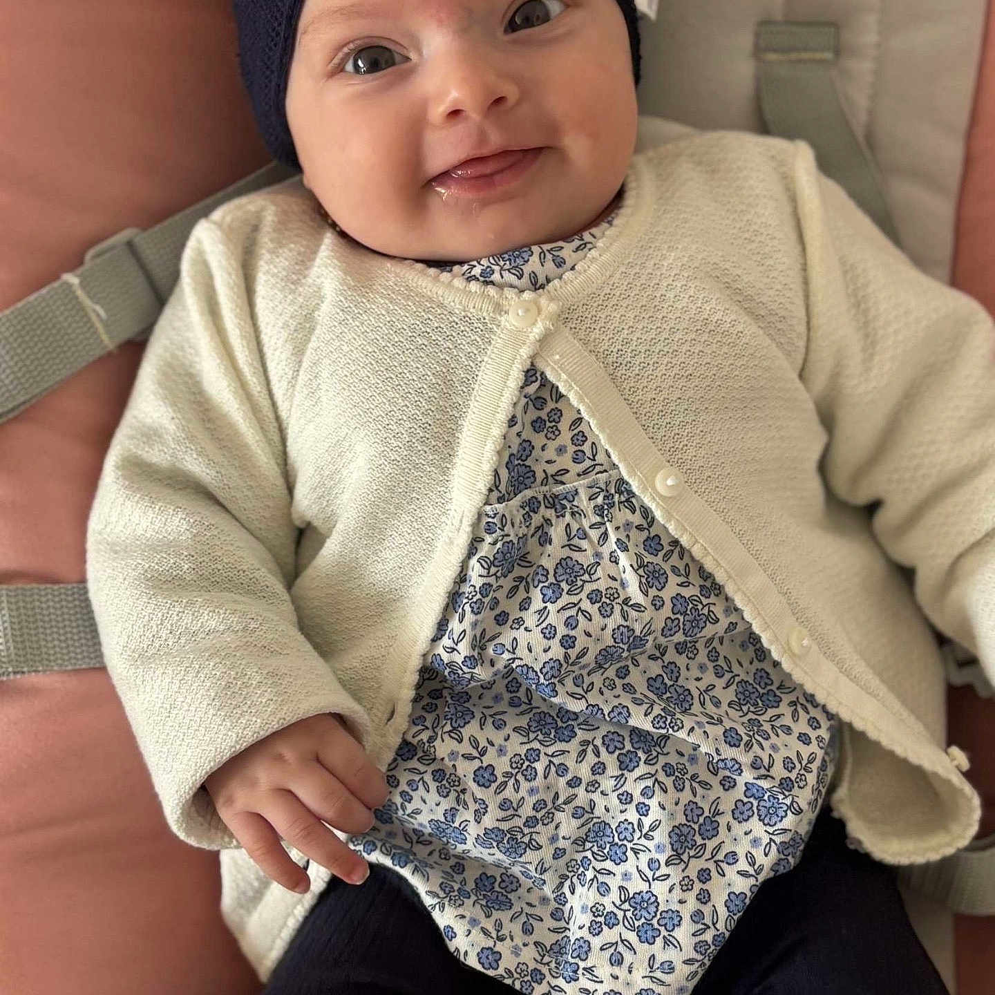 Jade a rejoint le concours — aidez-le/la à gagner de superbes lots ! baby, bonnet, cap, clothing, coat, face, happy, hat, head, hoodie, jacket, jeans, knitwear, pants, person, photography, portrait, sleeve, smile, sweater