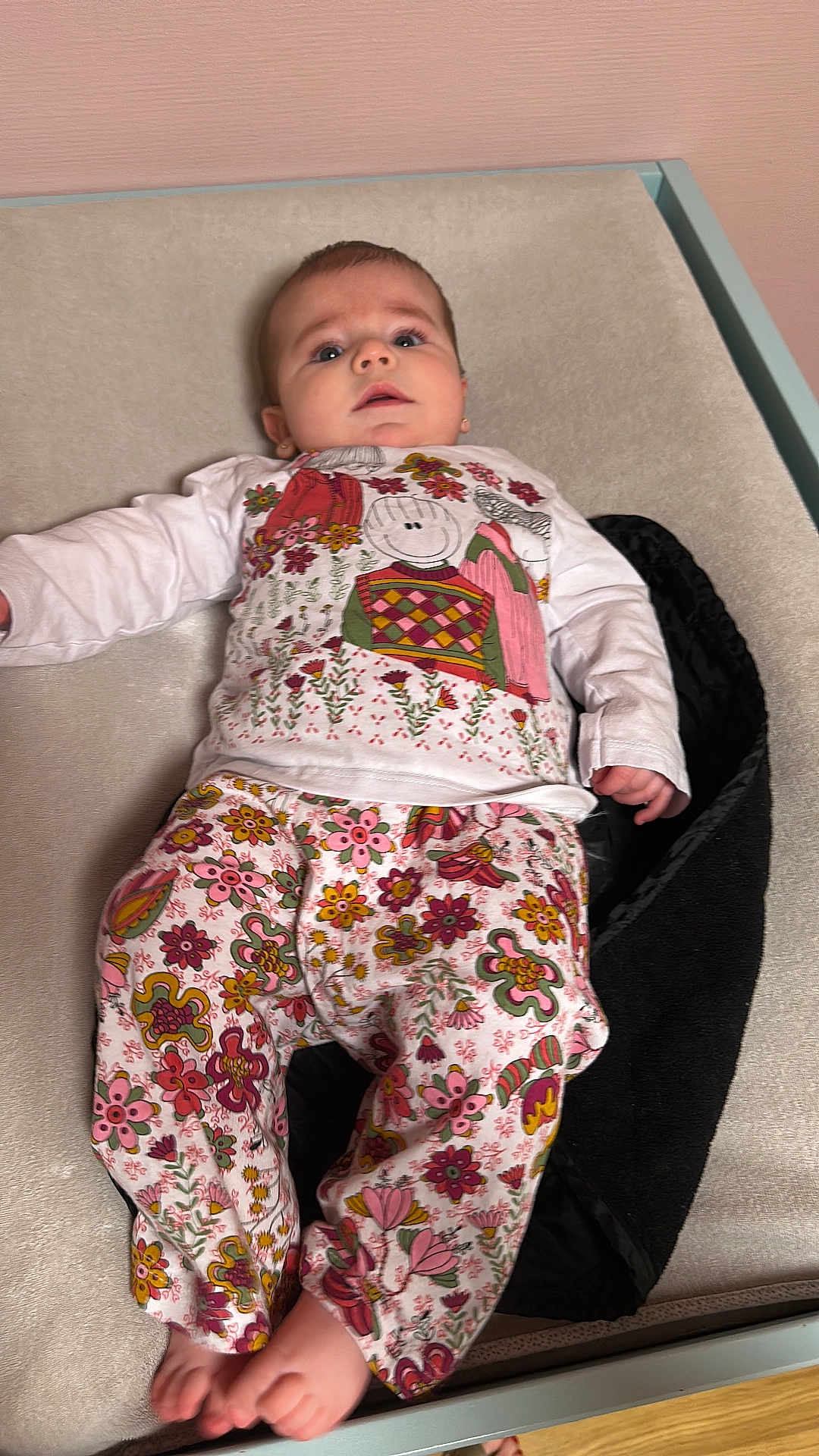 Sofia a rejoint le concours — aidez-le/la à gagner de superbes lots ! baby, child, infant, clothing, floral_pattern, pants, shirt, face, foot, hand, changing_table, indoor, curious, person, cute, lying_down, skin, head, earrings, colorful