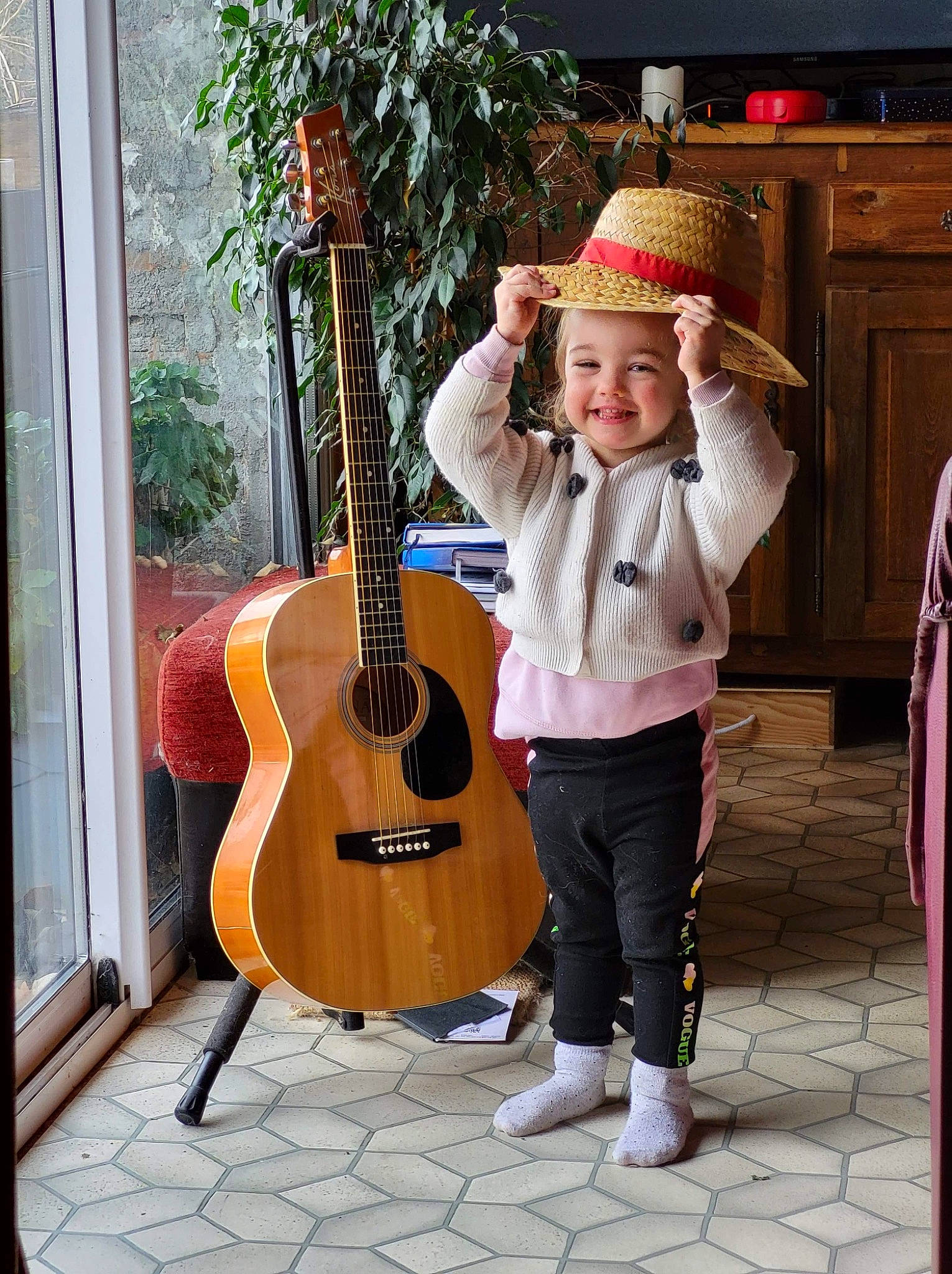 Mélya a rejoint le concours — aidez-le/la à gagner de superbes lots ! acoustic_guitar, cabinetry, event, folk_instrument, guitar, happy, hat, headwear, joy, leisure, music, musical_instrument, musician, person, plant, plucked_string_instruments, smile, string_instrument, string_instrument_accessory, television