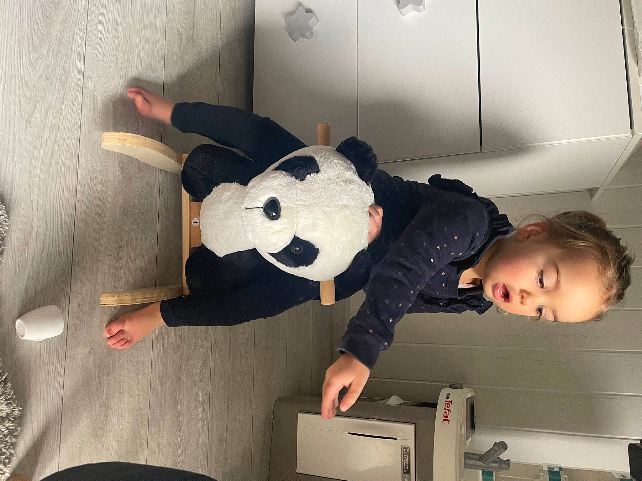 Mélya a rejoint le concours — aidez-le/la à gagner de superbes lots ! animation, carmine, flooring, fun, gesture, happy, mascot, person, plush, room, stuffed_toy, surprise, t_shirt, toy