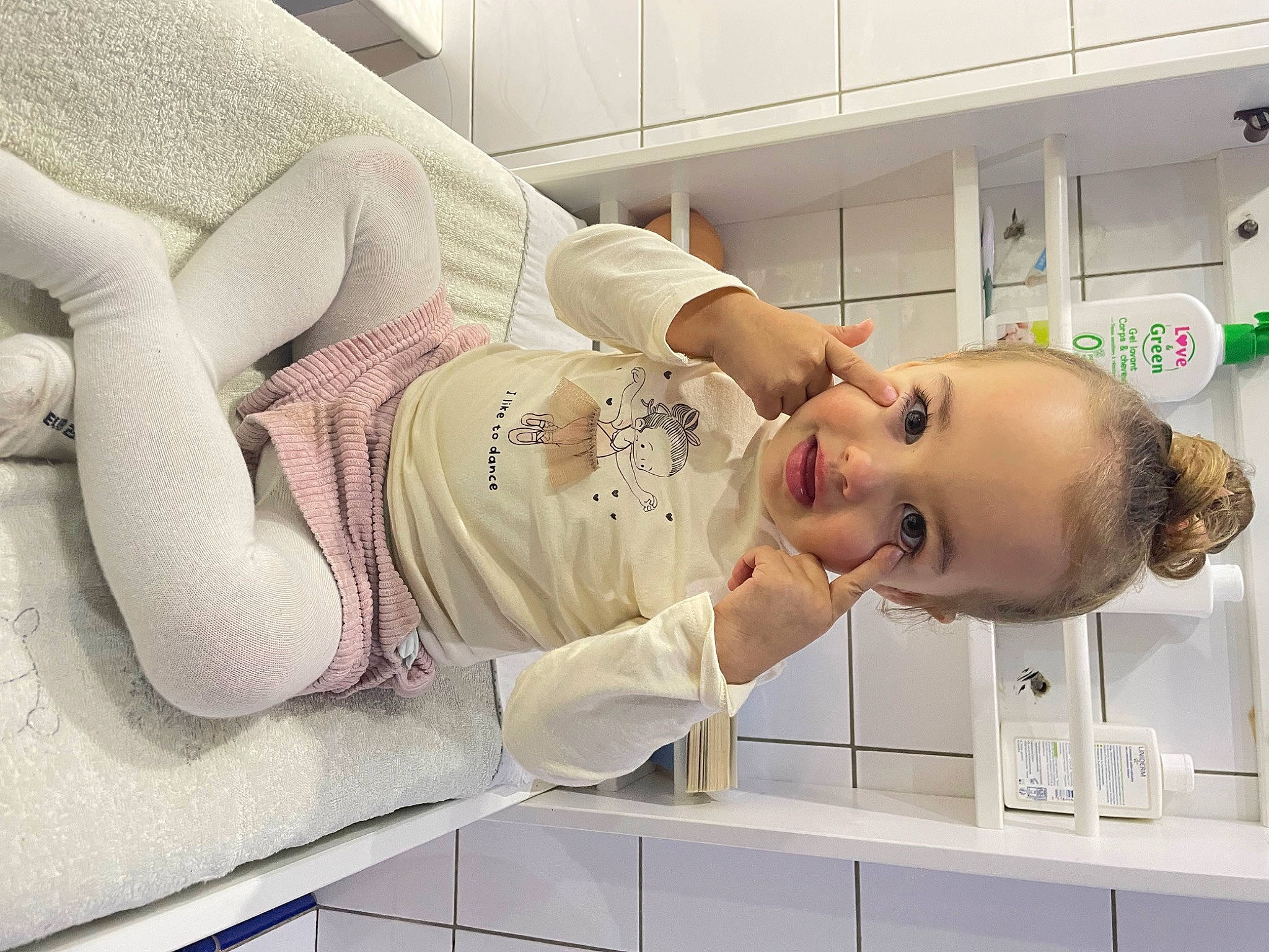 Mélya a rejoint le concours — aidez-le/la à gagner de superbes lots ! abdomen, baby, child, comfort, elbow, flesh, hat, hospital, human_leg, kitchen, kitchen_appliance, linens, major_appliance, pattern, person, refrigerator, room, service, thigh, toddler