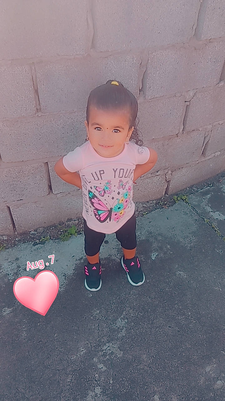 Lyana a rejoint le concours — aidez-le/la à gagner de superbes lots ! asphalt, baby, baby_toddler_clothing, balloon, carmine, child, concrete, flooring, foot, fun, happy, human_leg, magenta, pattern, person, pink, road_surface, sitting, sleeve, tints_and_shades