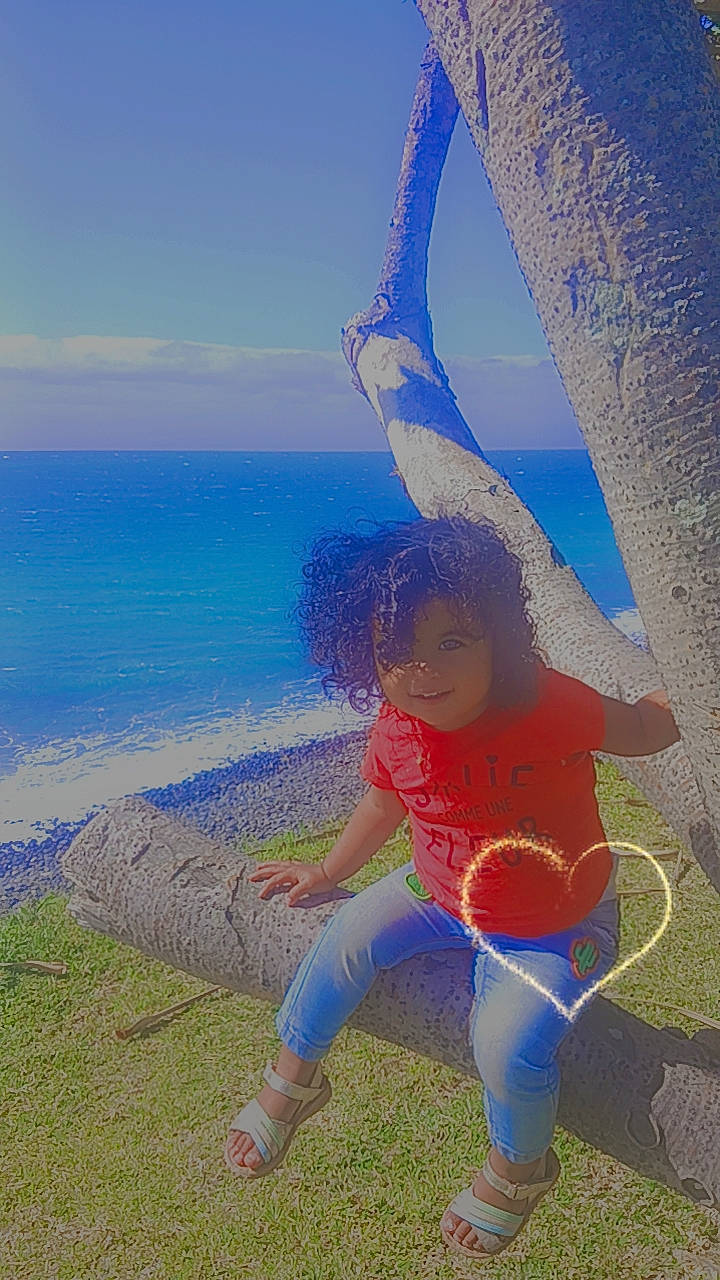 Lyana a rejoint le concours — aidez-le/la à gagner de superbes lots ! azure, beach, beauty, electric_blue, fashion_accessory, fun, grass, happy, horizon, human_leg, lake, landscape, leisure, ocean, people_in_nature, person, sky, sunlight, thigh, water