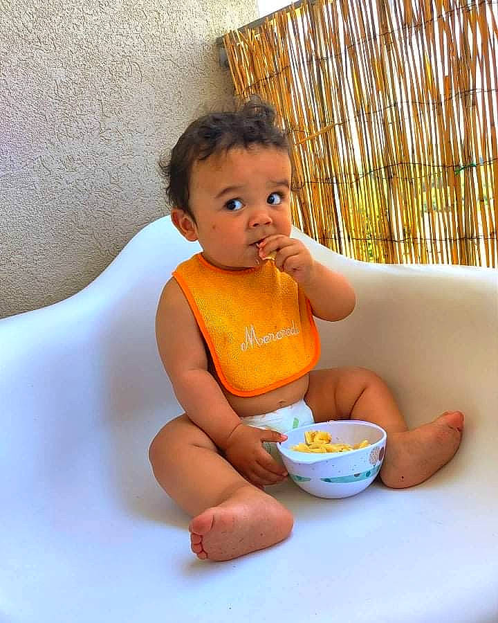 Cody participe au concours pour gagner de l'argent avec cette photo : abdomen, baby, bathing, child, comfort, finger, food_craving, fun, happy, human_body, human_leg, leisure, person, room, sitting, skin, stomach, surprise, table, tableware