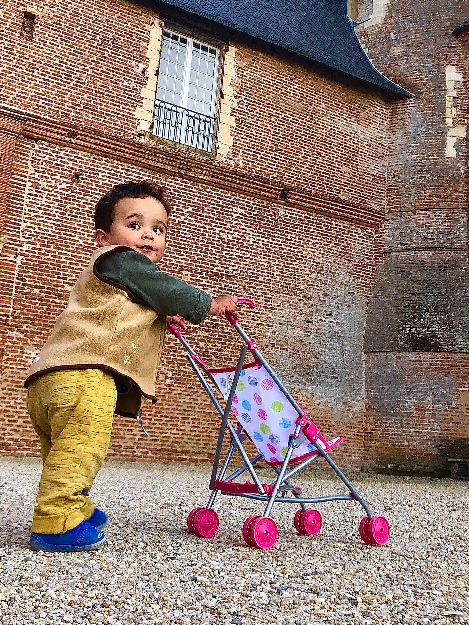 Cody a rejoint le concours — aidez-le/la à gagner de superbes lots ! baby, brick, brickwork, child, city, cobblestone, fun, grass, leisure, magenta, people_in_nature, person, photograph, snapshot, street_fashion, tints_and_shades, toddler, tree, wheel, window
