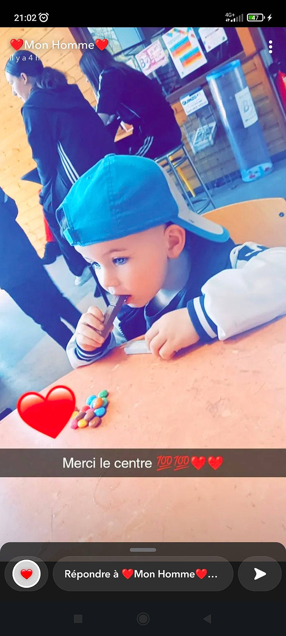 Mathis participe au concours pour gagner de l'argent avec cette photo : baby, baseball_cap, blue, cap, carmine, child, cloud, cool, electric_blue, flooring, font, fun, happy, headwear, leisure, person, play, recreation, sky, t_shirt