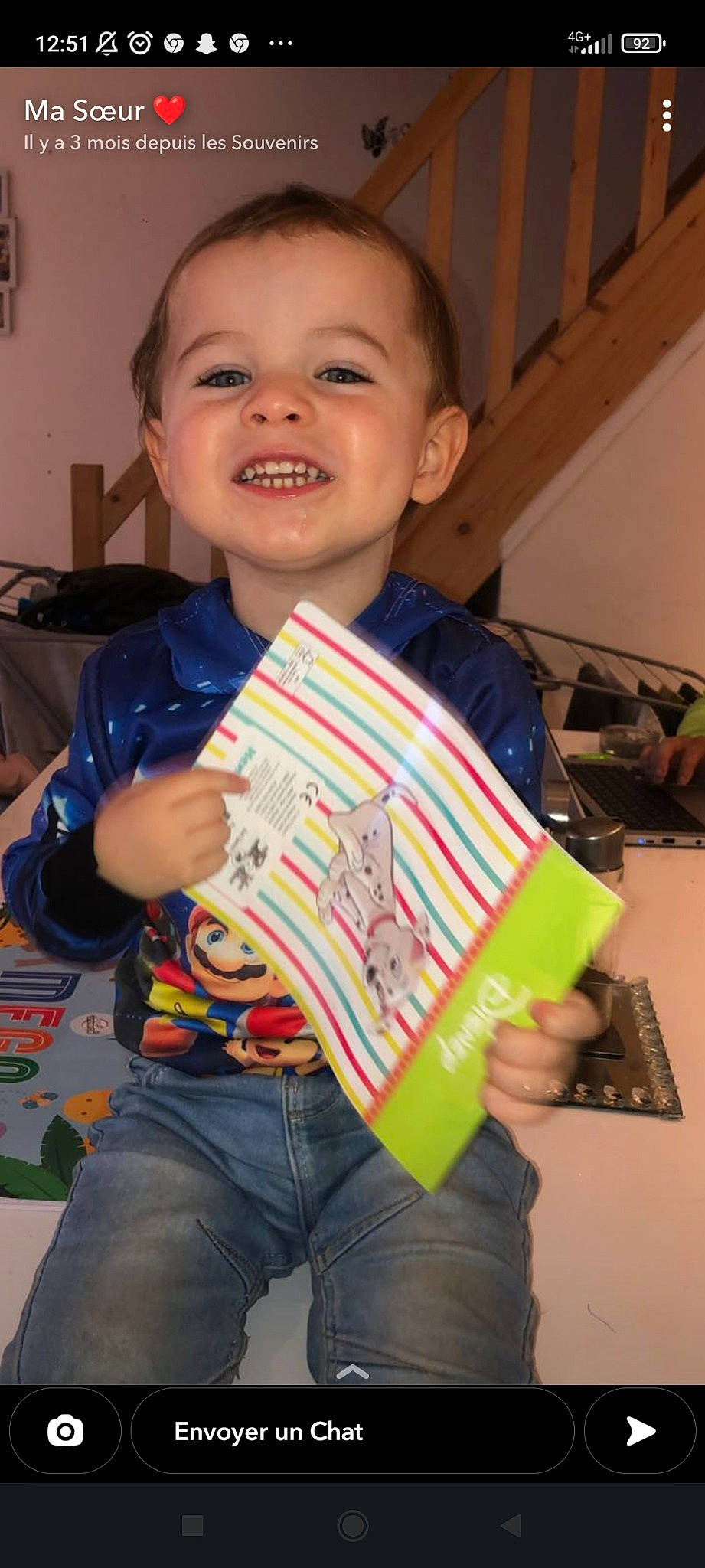 Mathis a rejoint le concours — aidez-le/la à gagner de superbes lots ! belt, child, denim, electric_blue, event, finger, fun, happy, jeans, joy, pattern, person, play, room, sitting, smile, t_shirt, toddler, watch