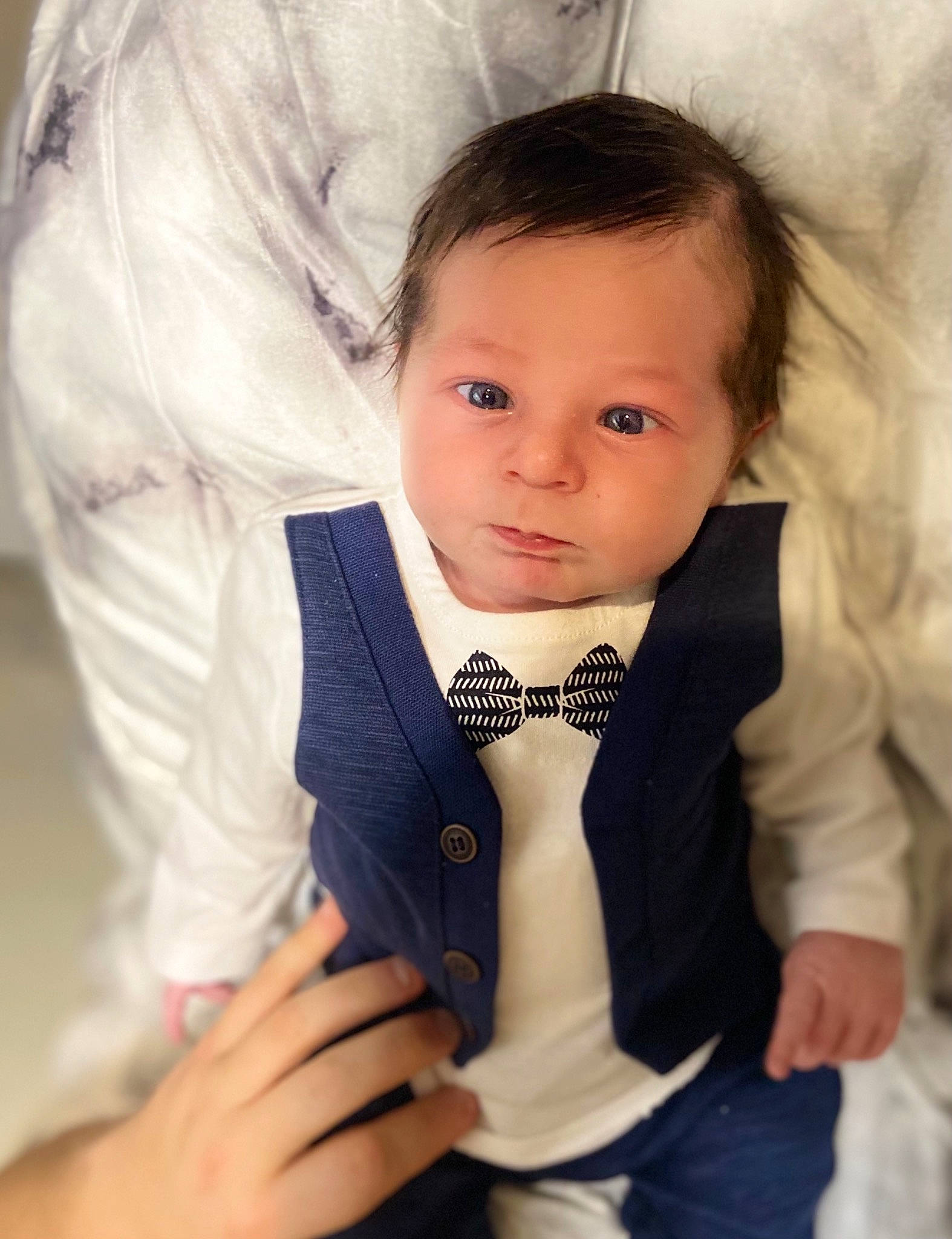 Mylone participe au concours pour gagner de l'argent avec cette photo : bow_tie, cheek, chin, coat, dress_shirt, eye, eyebrow, facial_expression, flash_photography, gesture, hairstyle, hand, happy, head, neck, nose, person, school_uniform, skin, sleeve