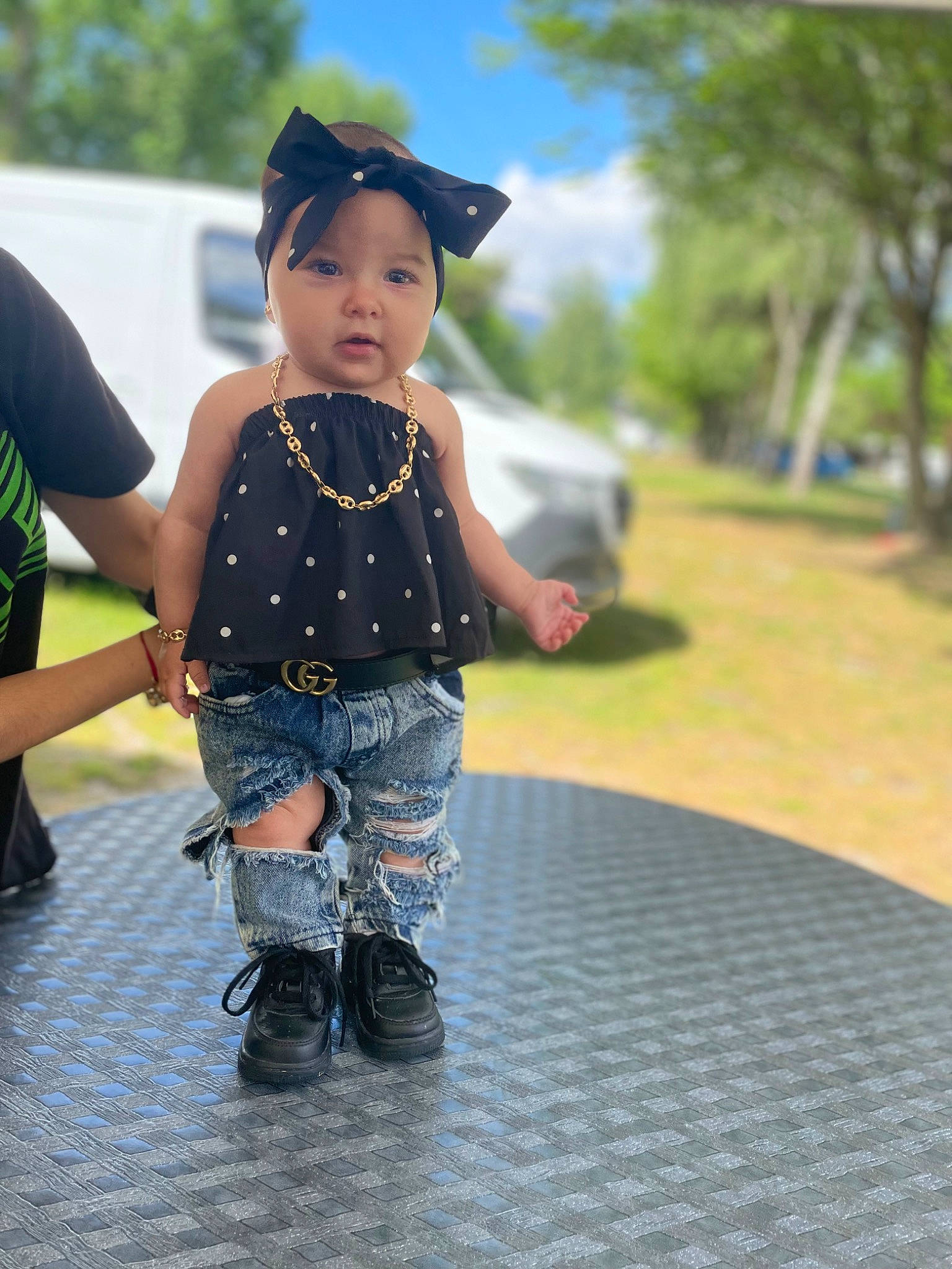 Athenaïse a rejoint le concours — aidez-le/la à gagner de superbes lots ! cap, child, denim, electric_blue, fashion_design, fun, grass, headwear, human_leg, pattern, person, plant, shoe, sleeve, street_fashion, sun_hat, t_shirt, thigh, toddler, toy