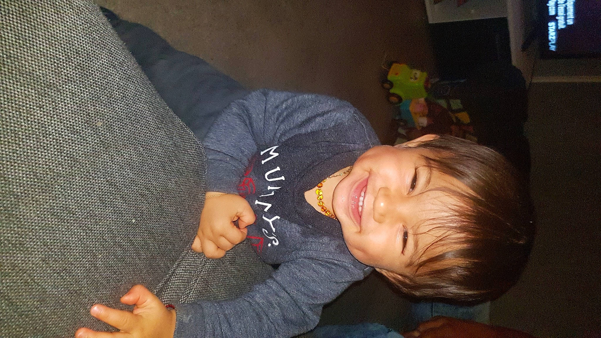 Jorys a rejoint le concours — aidez-le/la à gagner de superbes lots ! cheek, child, comfort, ear, elbow, finger, fun, gesture, happy, joy, nail, nose, person, room, sitting, sleeve, smile, t_shirt, thigh, thumb