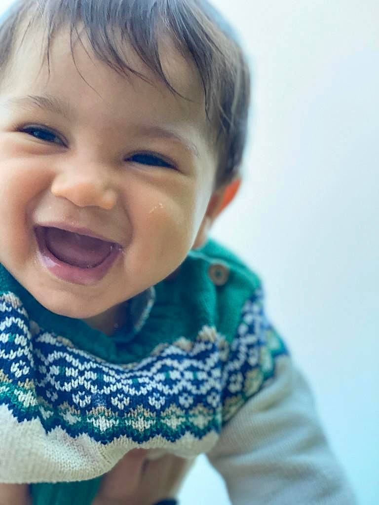 Jorys participe au concours pour gagner de l'argent avec cette photo : baby, baby_toddler_clothing, cheek, cool, eye, eyebrow, eyelash, finger, gesture, happy, iris, lip, mouth, neck, nose, person, skin, sleeve, smile, toddler