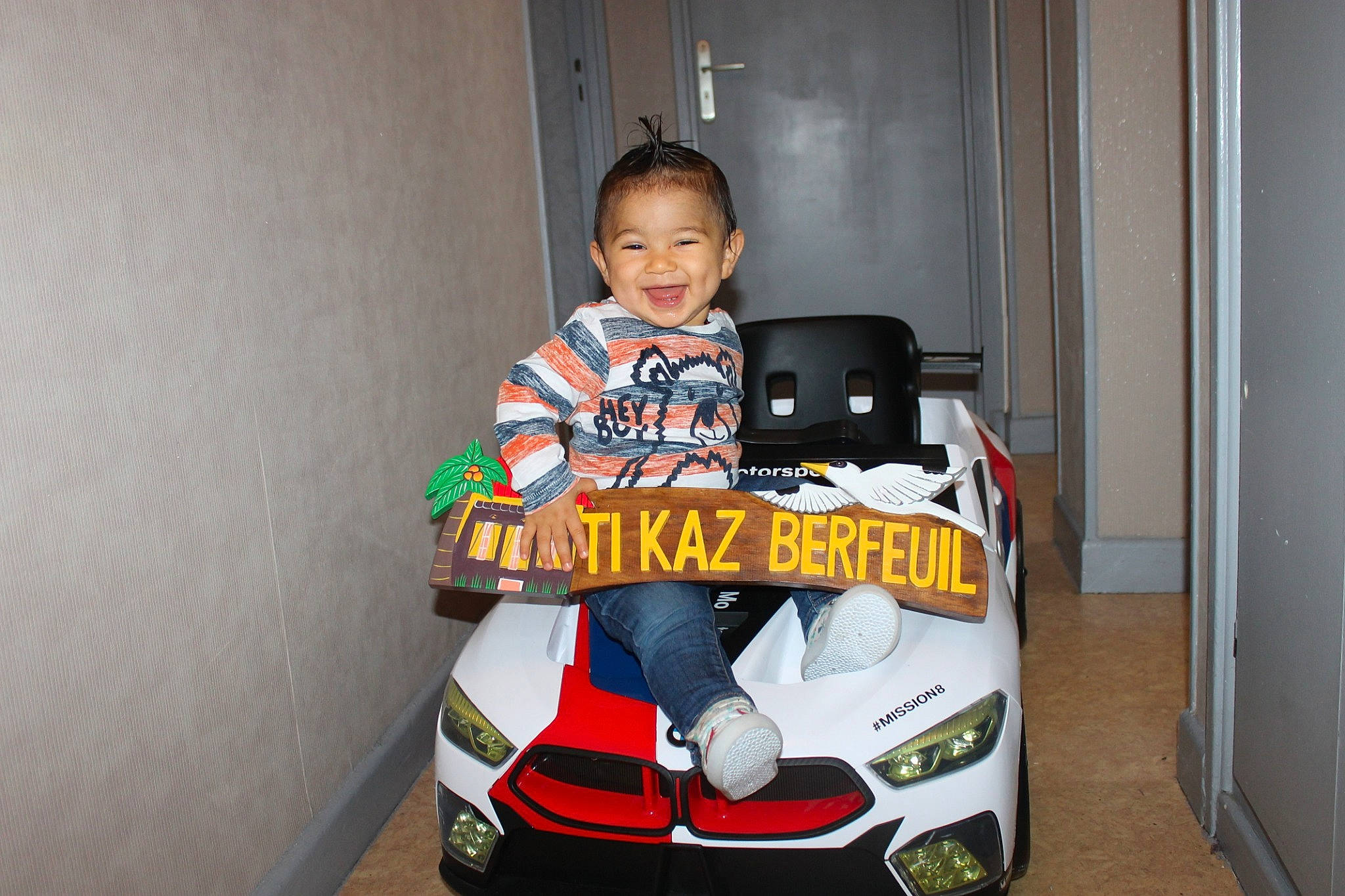 Jorys participe au concours pour gagner de l'argent avec cette photo : automotive_design, automotive_exterior, automotive_lighting, automotive_tire, face, hair, headlamp, helmet, joy, motor_vehicle, motorcycle, motorcycle_helmet, person, personal_protective_equipment, racing, shirt, sports_equipment, sports_gear, t_shirt, tire