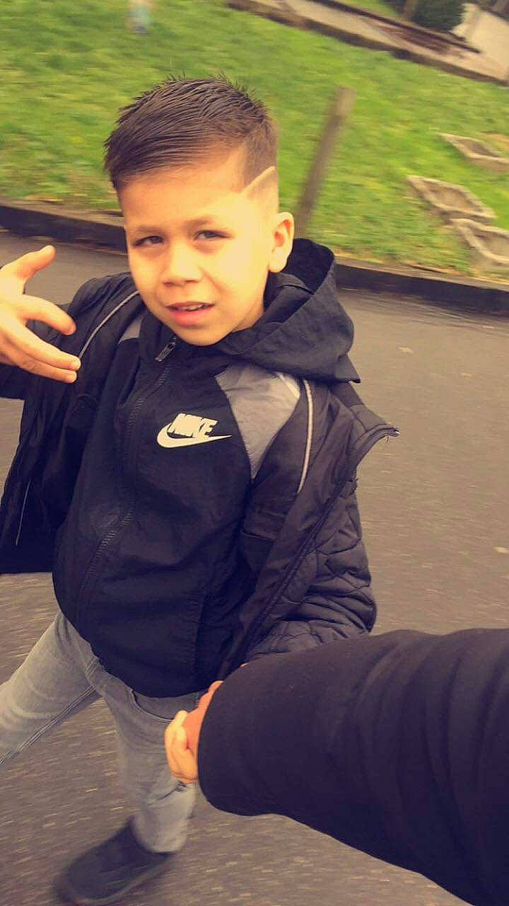 Cindy a rejoint le concours — aidez-le/la à gagner de superbes lots ! black_hair, child, cool, denim, eyewear, face, finger, flash_photography, formal_wear, fun, gesture, grass, hand, happy, human_body, jacket, leisure, person, recreation, sitting