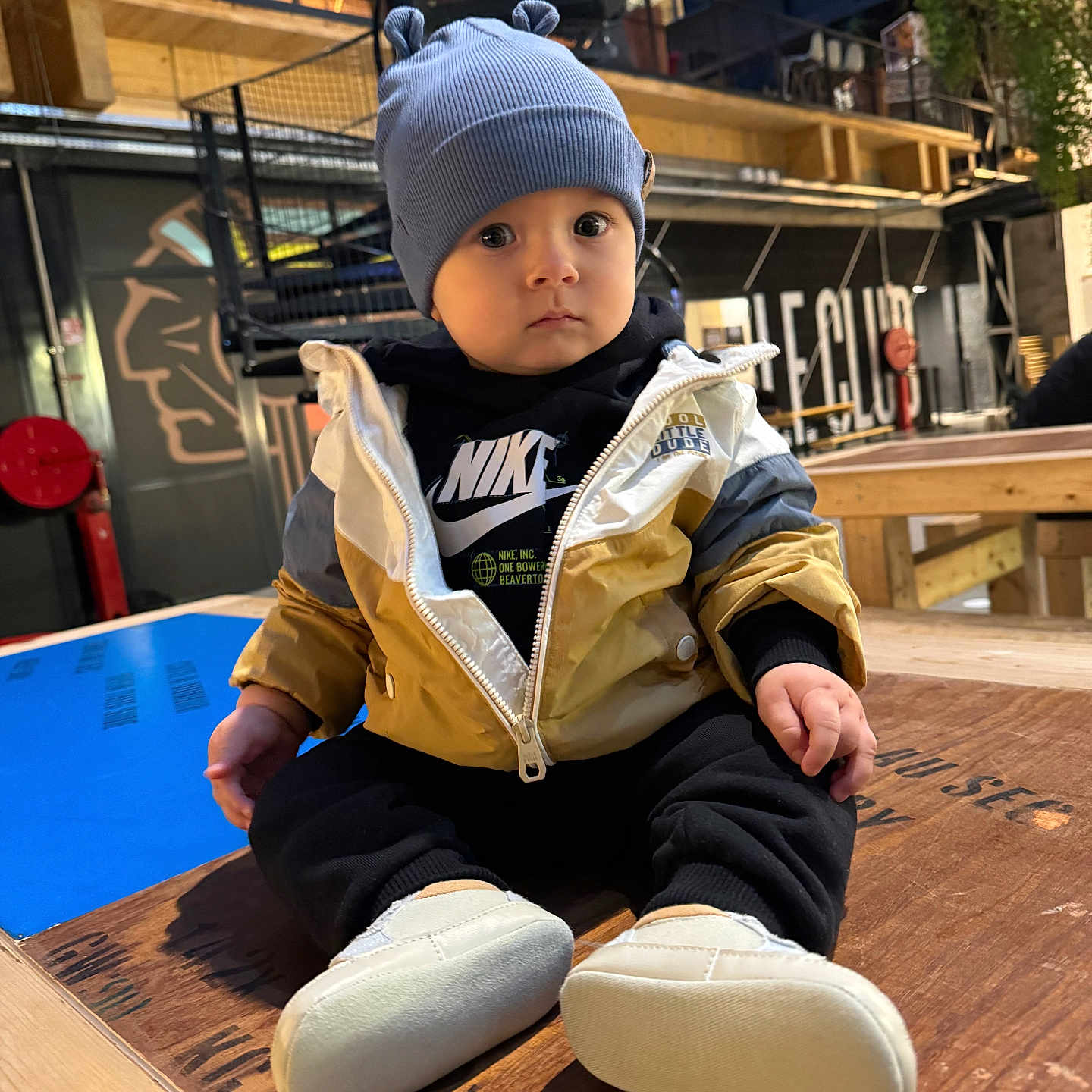 Mihai participe au concours pour gagner de l'argent avec cette photo : beanie, bodypart, boy, cap, child, clothing, face, finger, footwear, hand, hardwood, hat, head, male, pants, person, plywood, shoe, sitting, wood