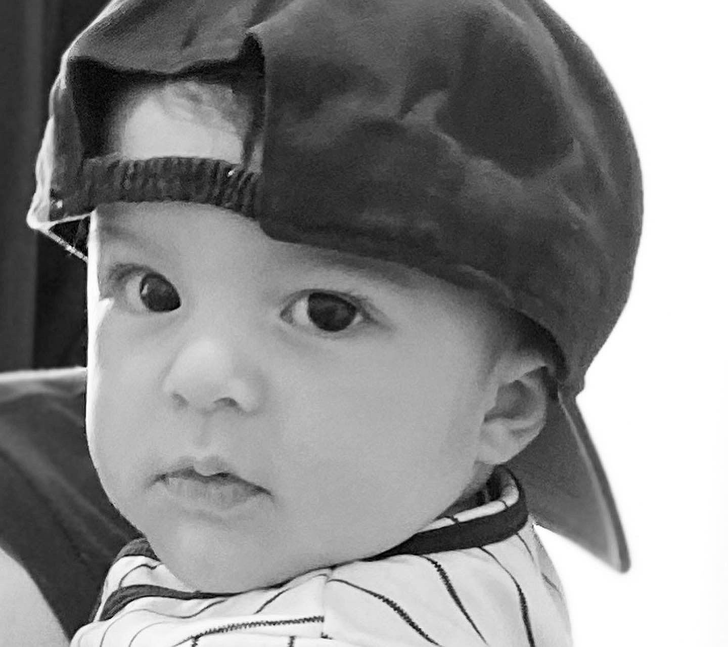 Alessio is registered to the contest to win money with this photo: baby, baseball_cap, black_and_white, cap, child, clothing, face, fashion_accessory, hat, head, headgear, headwear, person, photography, portrait, smile, toddler