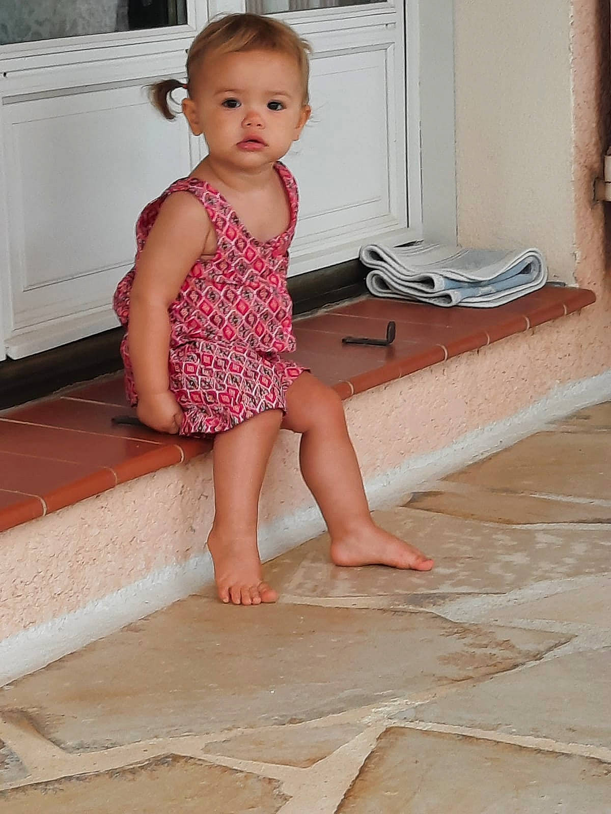 Lou a rejoint le concours — aidez-le/la à gagner de superbes lots ! baby_toddler_clothing, barefoot, beauty, dress, face, finger, flash_photography, floor, flooring, human_leg, joint, leg, person, pink, shoulder, skin, standing, thigh, toddler, waist