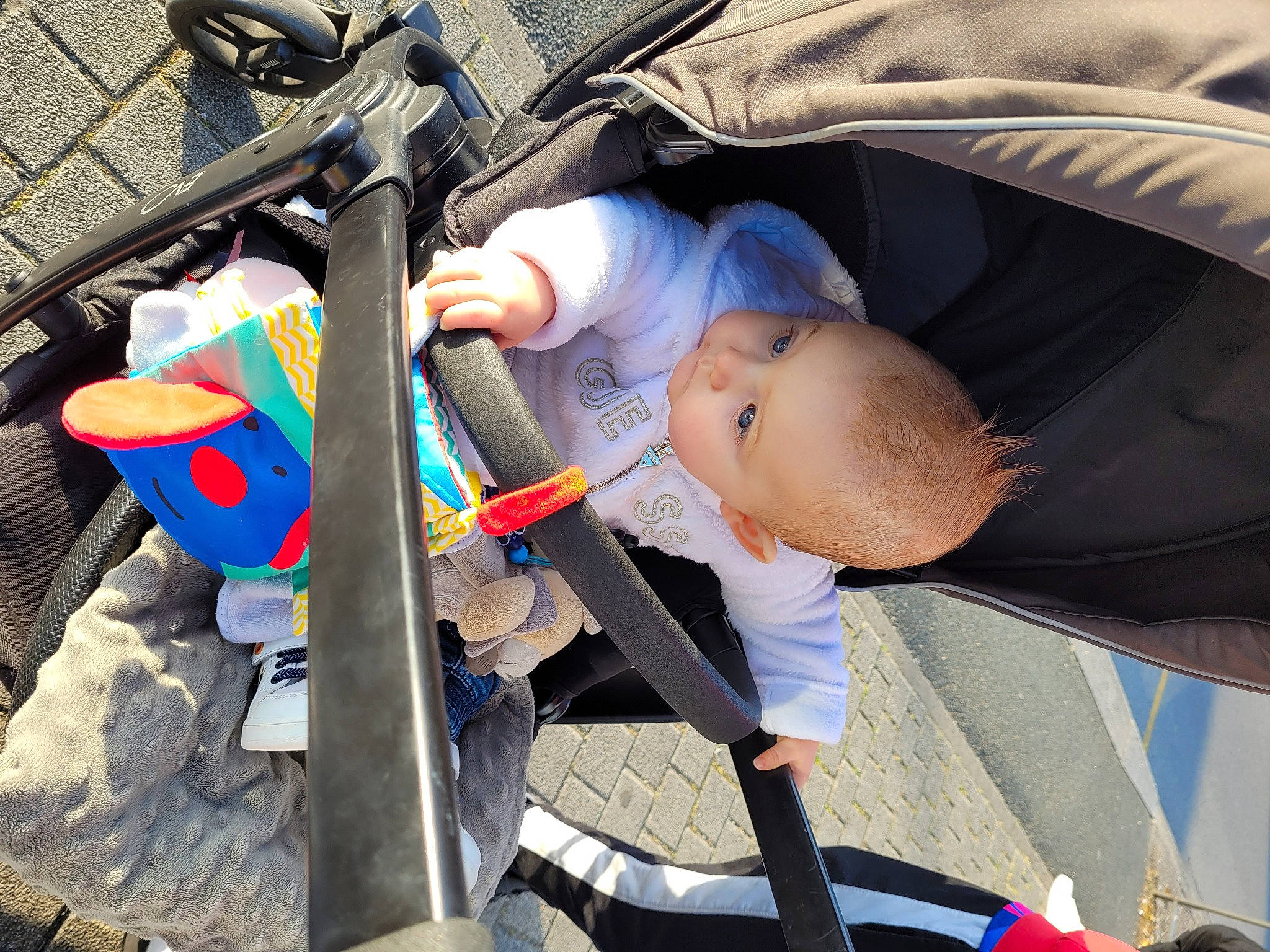 Ezio a rejoint le concours — aidez-le/la à gagner de superbes lots ! auto_part, automotive_exterior, baby, baby_carriage, baby_products, baby_toddler_clothing, car_seat, child, comfort, electric_blue, lap, person, recreation, sitting, toddler, vehicle_door, windshield