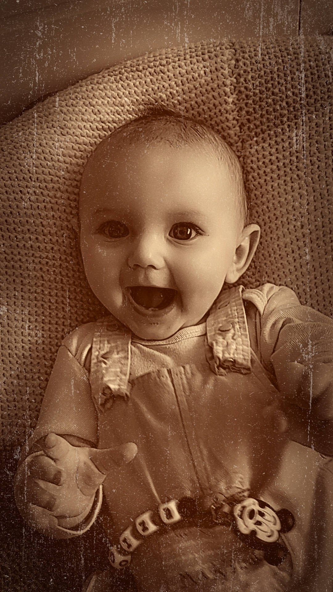 Ezio participe au concours pour gagner de l'argent avec cette photo : baby, baby_toddler_clothing, black, cheek, child, eye, happy, head, human_body, iris, monochrome, mouth, nose, organ, person, skin, sleeve, smile, style, toddler