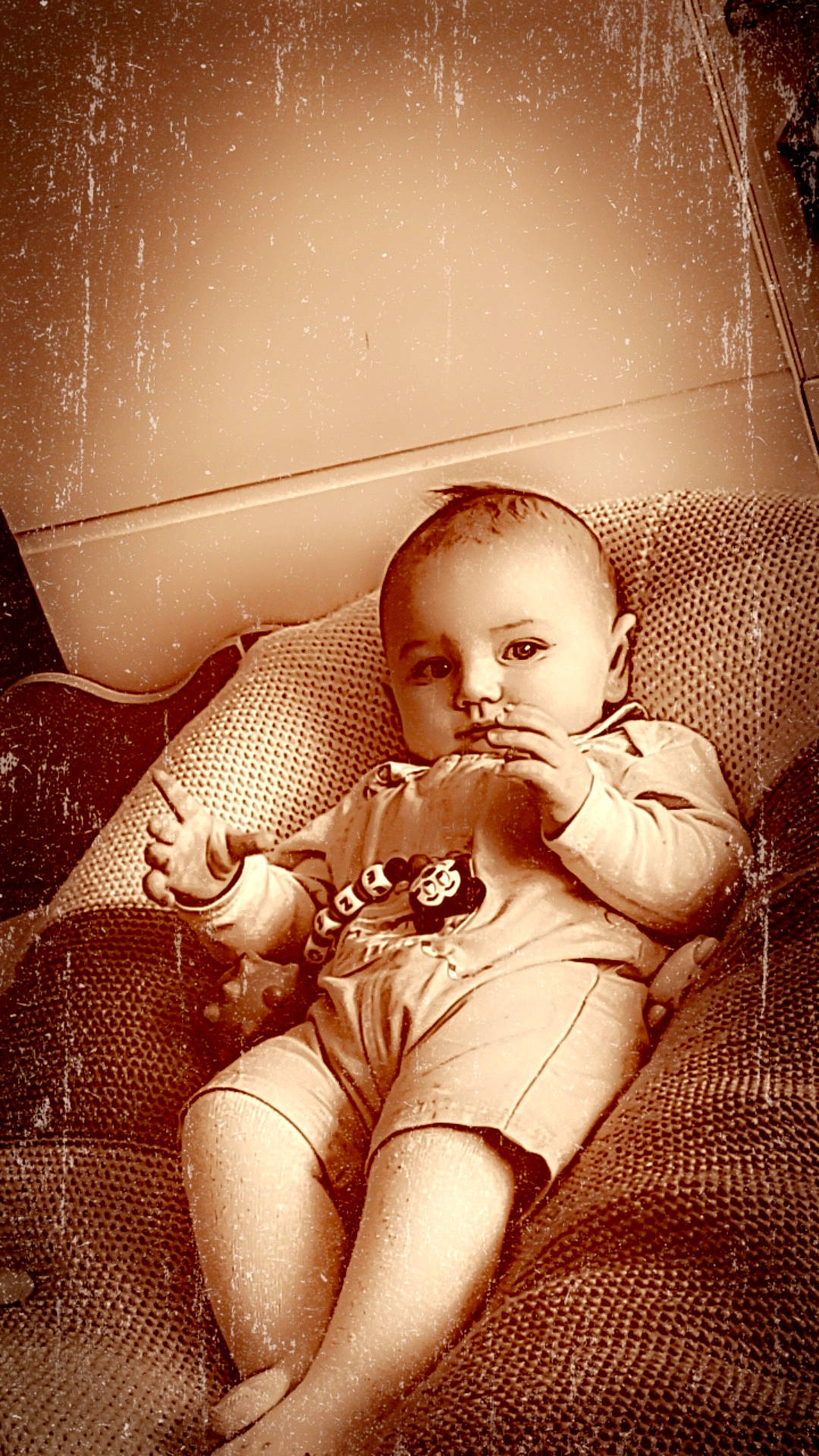 Ezio a rejoint le concours — aidez-le/la à gagner de superbes lots ! arm, baby, child, comfort, finger, flash_photography, fun, hand, happy, human_body, human_leg, leg, lip, person, sitting, skin, stomach, thigh, tints_and_shades, toddler