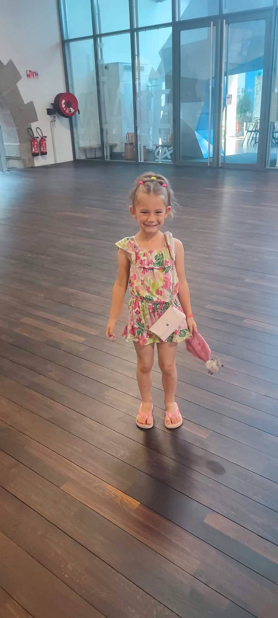 Shana participe au concours pour gagner de l'argent avec cette photo : barefoot, child, event, fashion_design, floor, flooring, foot, fun, hand, happy, hardwood, human_leg, joy, leg, leisure, person, shoulder, skin, toddler, waist