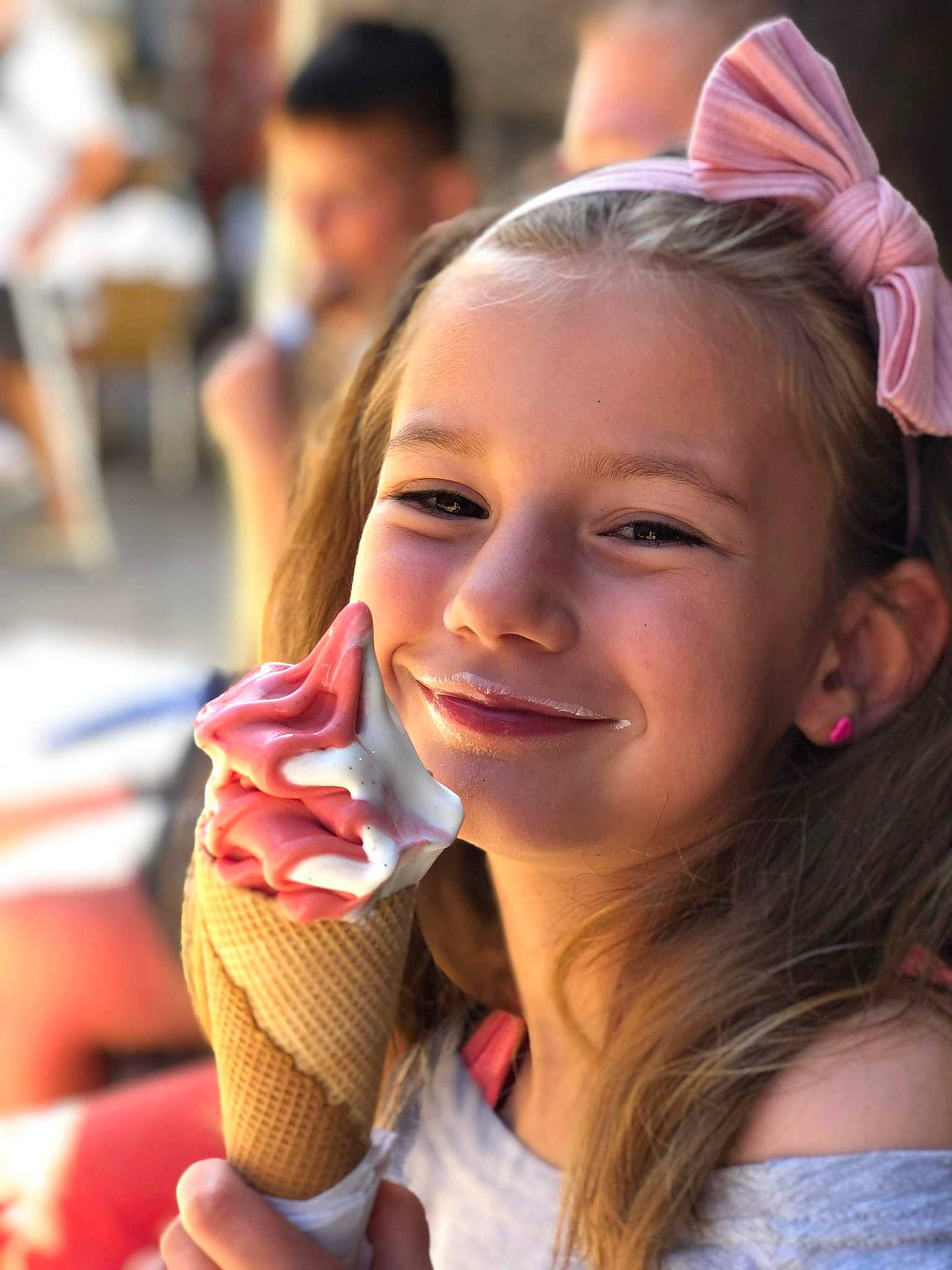 Shana a rejoint le concours — aidez-le/la à gagner de superbes lots ! chin, community, eyelash, face, facial_expression, fun, hair, hairstyle, happy, ice_cream_cone, joy, leisure, lip, mouth, organ, people, person, recreation, skin, smile