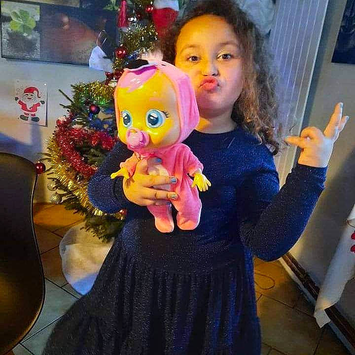 Zayna a rejoint le concours — aidez-le/la à gagner de superbes lots ! child, christmas_decoration, christmas_ornament, christmas_tree, event, eye, fun, hair, hand, happy, head, holiday, holiday_ornament, ornament, person, plant, room, snapshot, toddler, toy