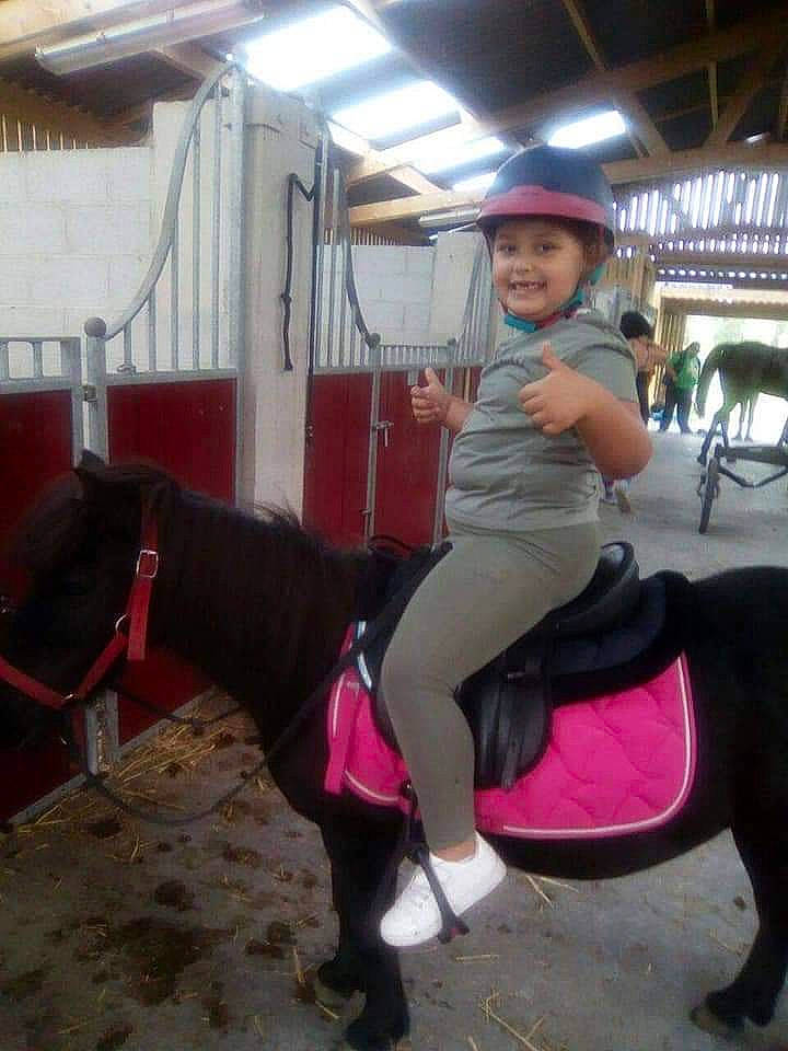 Zayna participe au concours pour gagner de l'argent avec cette photo : animal_sports, bit, bridle, equestrianism, event, fun, headwear, horse, horse_supplies, horse_tack, joy, leisure, mammal, mane, mare, pack_animal, person, recreation, rein, saddle