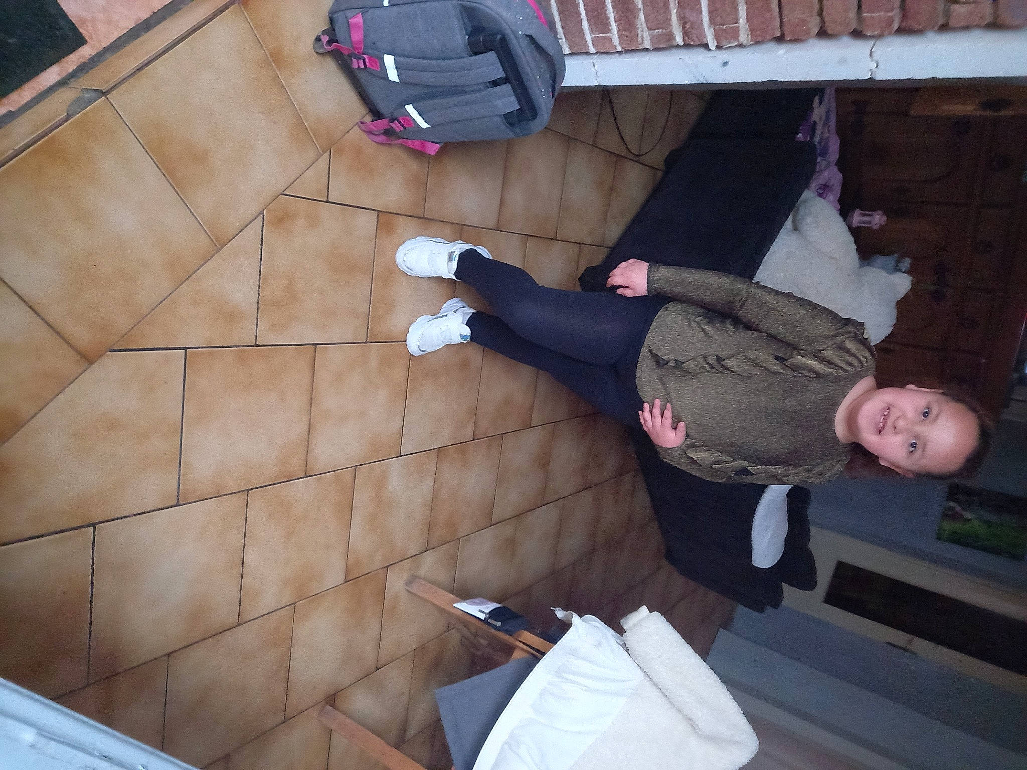 Zayna a rejoint le concours — aidez-le/la à gagner de superbes lots ! bag, comfort, composite_material, flooring, fun, hardwood, human_leg, joy, luggage_and_bags, pattern, person, plywood, room, smile, suit, thigh, tile_flooring, walking_shoe, wood, wood_stain