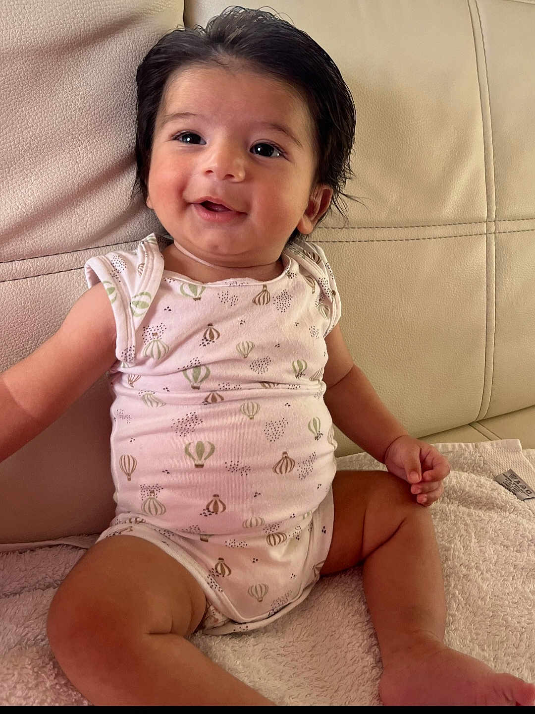Ezékias a rejoint le concours — aidez-le/la à gagner de superbes lots ! baby, child, clothing, comfortable, couch, cute, expression, face, furniture, hair, happy, indoors, infant, onesie, portrait, relaxed, sitting, skin, smiling, young