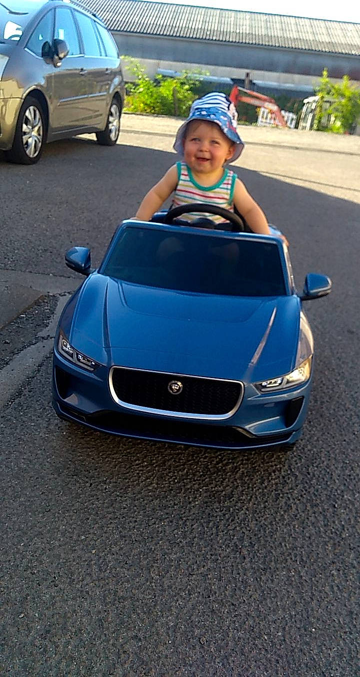 Enzo a rejoint le concours — aidez-le/la à gagner de superbes lots ! automotive_design, automotive_exterior, car, full_size_car, grille, headwear, hood, jaguar, joy, land_vehicle, luxury_vehicle, mid_size_car, motor_vehicle, performance_car, person, personal_luxury_car, sedan, vehicle, volvo_cars